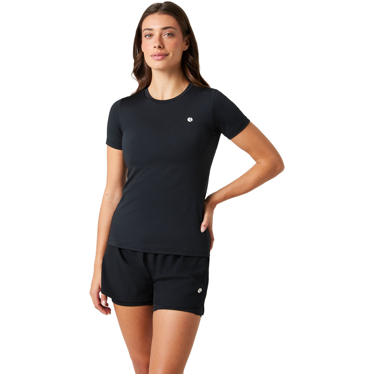 Modellen bär den svarta Björn Borg Ace Slim-T-shirten med matchande svarta Shorts.