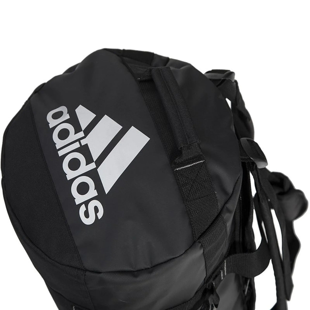 Detail van het witte adidas logo op de zwarte stof van de Stage Tour tas