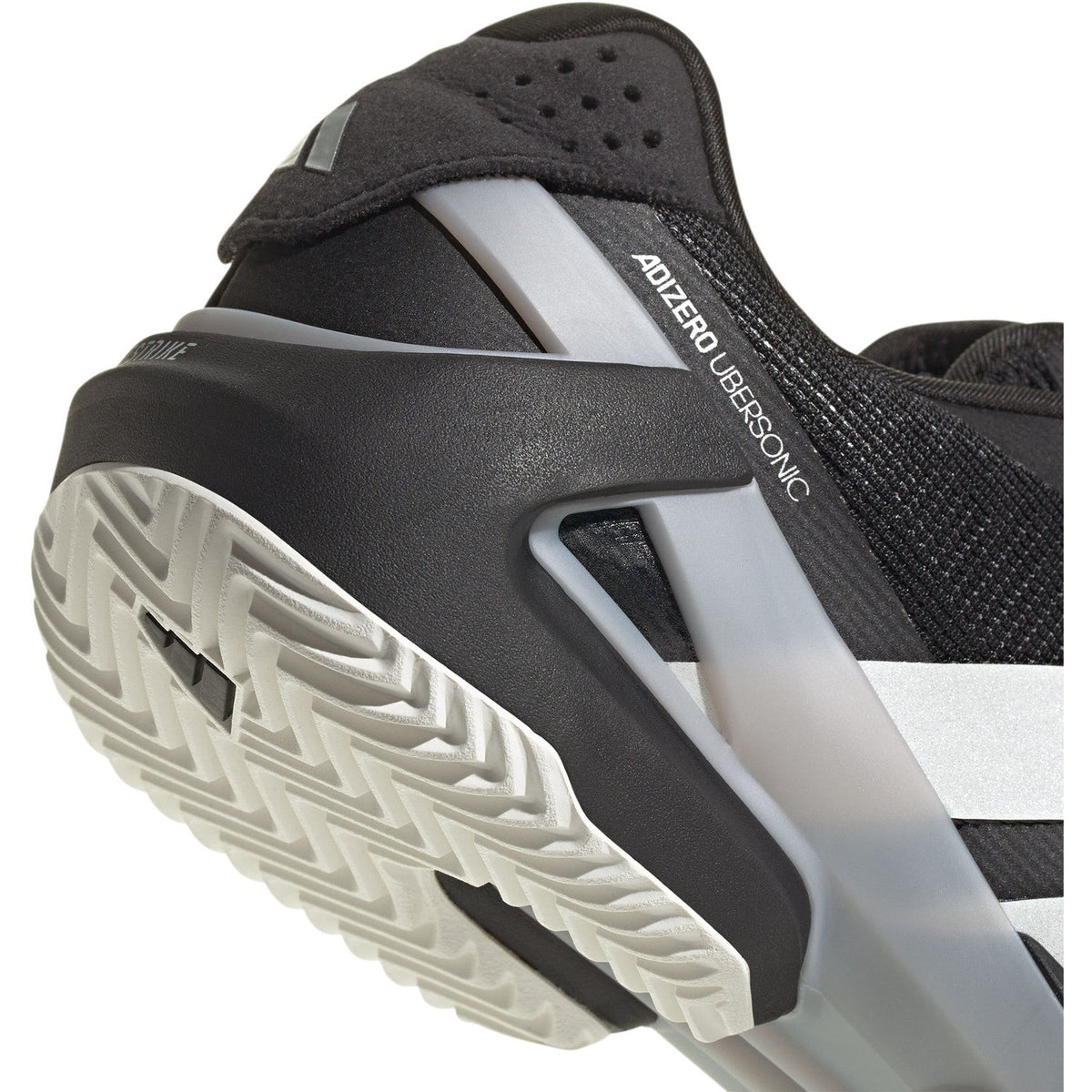 Närbild på den svarta tån och sulkanten på Adidas Adizero Ubersonic 5 M