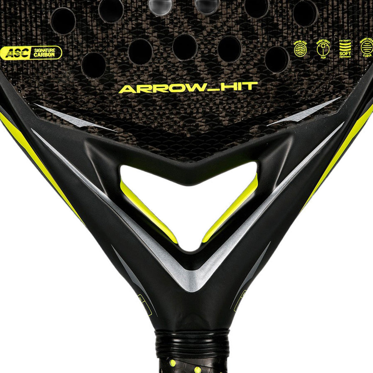 Detail van het hart van de Adidas Arrow Hit 2026 met Arrow Hit-opdruk