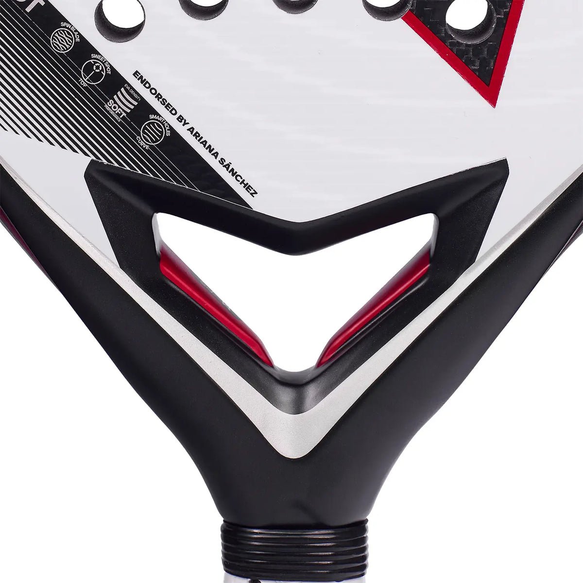 Detail van het hart van het Adidas Arrow Hit Pro EDT 2026 in wit, zwart en rood