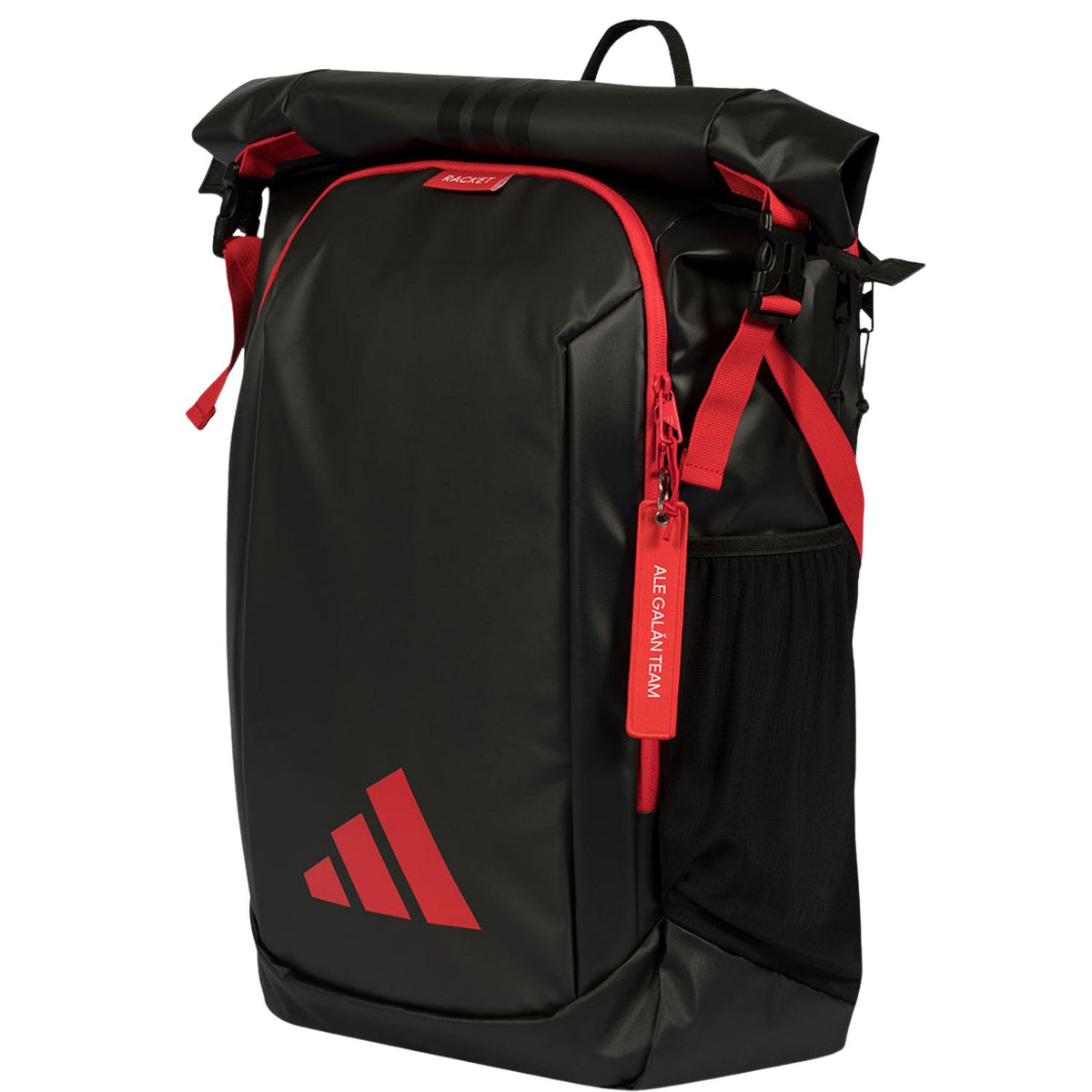 Schuin vooraanzicht van de zwart-rode Adidas Backpack Multigame 2026 met zijvak met rits