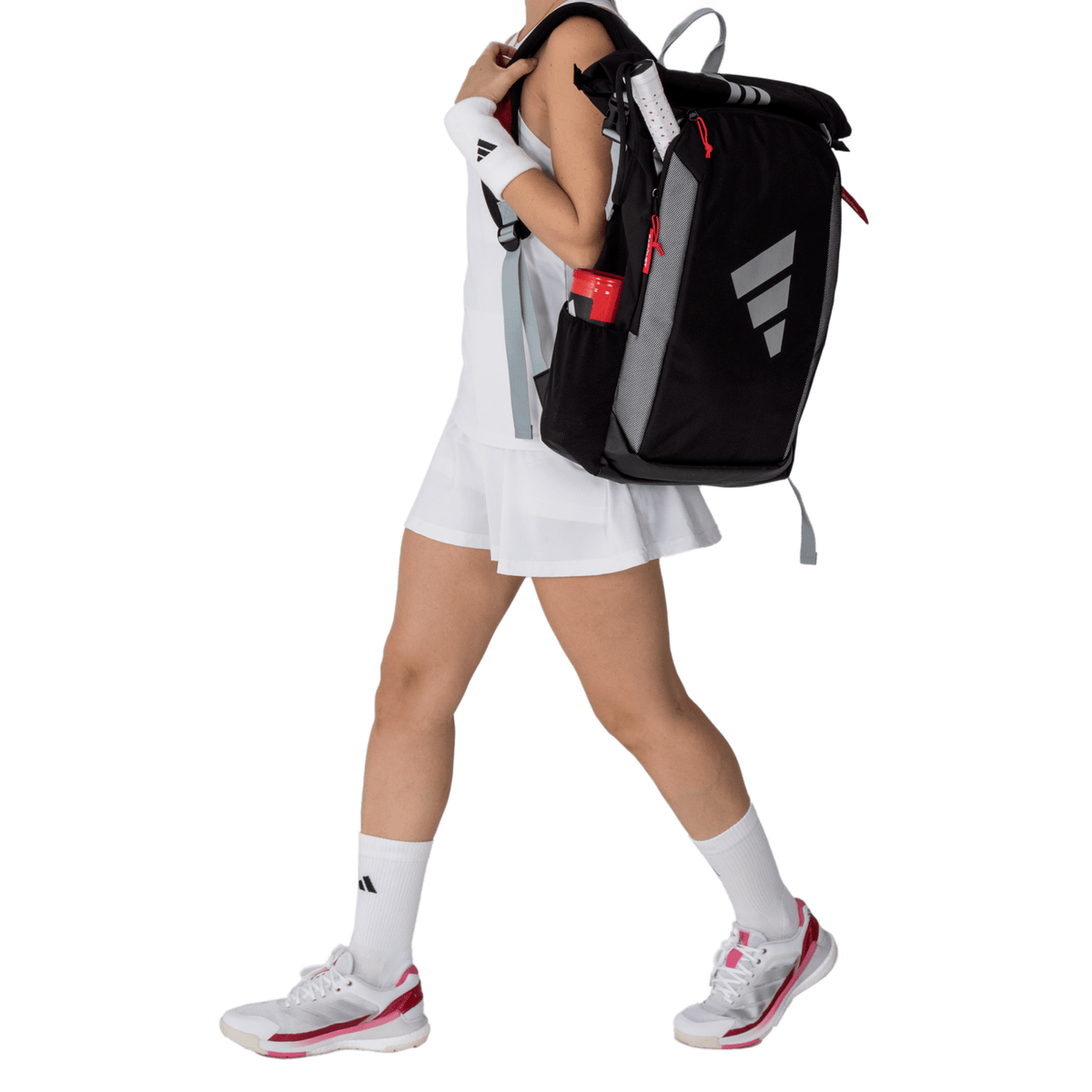 Model draagt de zwarte Adidas Backpack Multigame 3.4 met grijze panelen over een schouder.