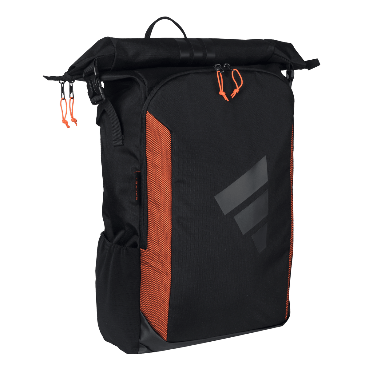 Zijaanzicht van de zwart-oranje Adidas Multigame 3.4 rugzak met oranje ritstrekkers.