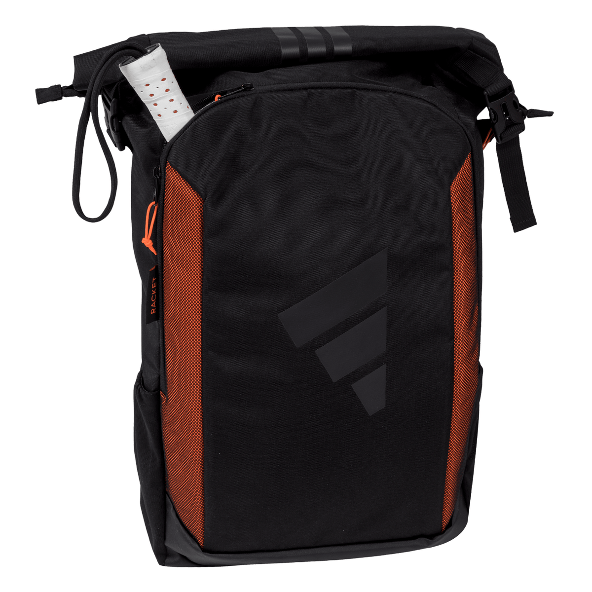Schuin achteraanzicht van de Adidas Multigame 3.4 rugzak in zwart met oranje paneel.