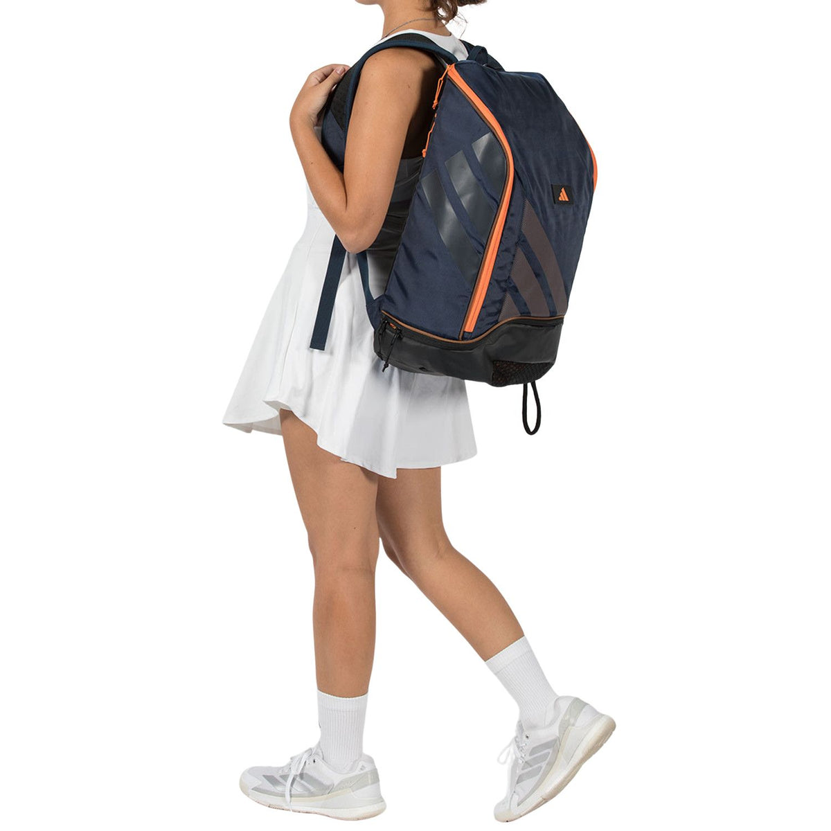 Zijaanzicht van een speelster met de marineblauwe Adidas Backpack Protour 2026 om.