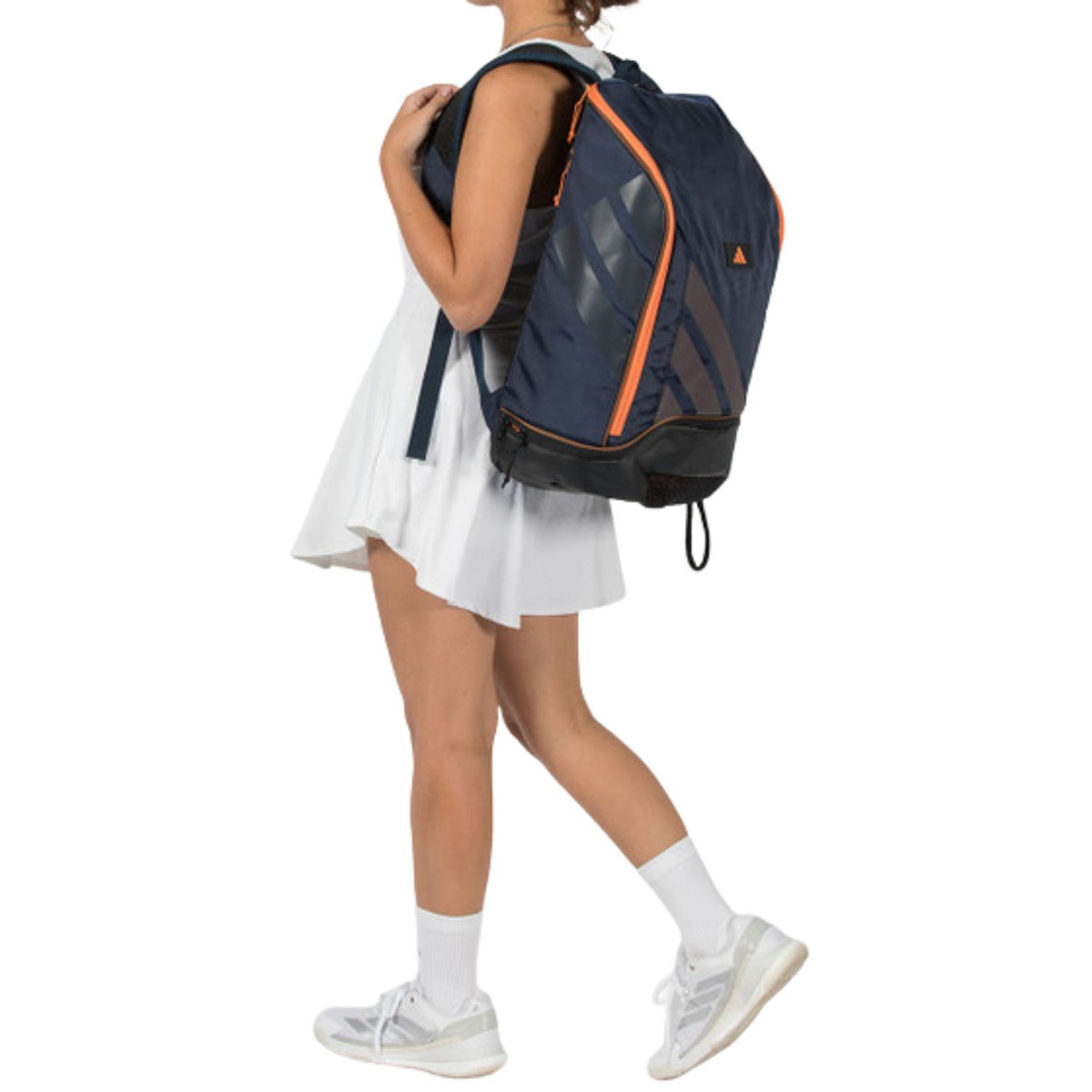 Model draagt de donkerblauwe Adidas Protour 2026 rugzak op de rug, zijaanzicht.