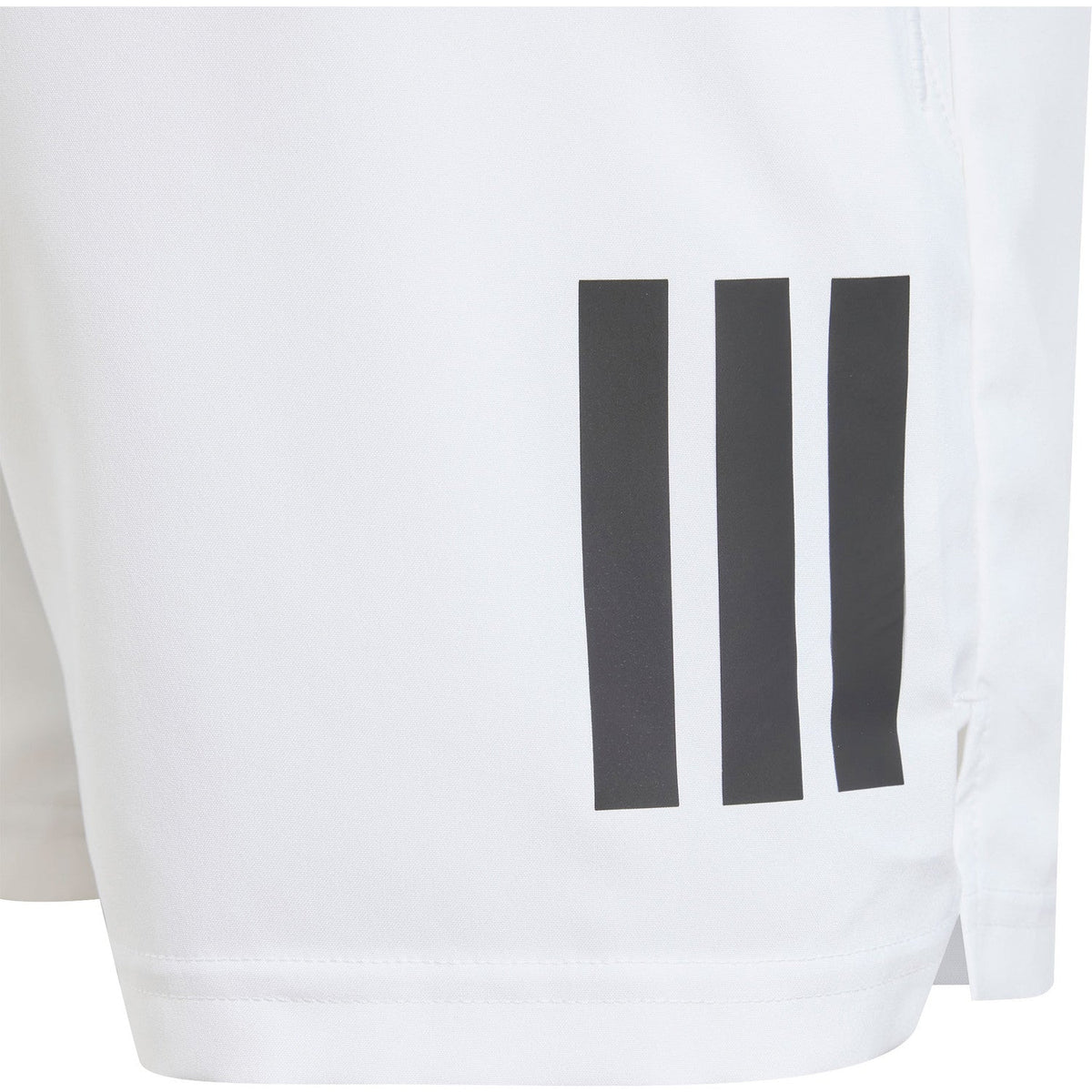 Detail van de drie zwarte strepen op de witte Adidas Boys Club short met split in de zijnaad