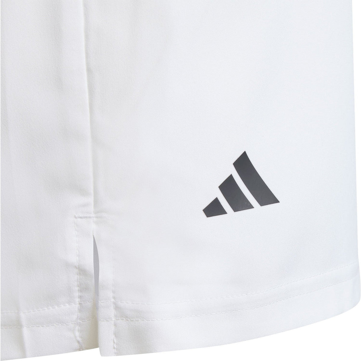 Detail van het grijze Adidas-logo op de pijp van de witte Boys Club 3-Stripe Shorts