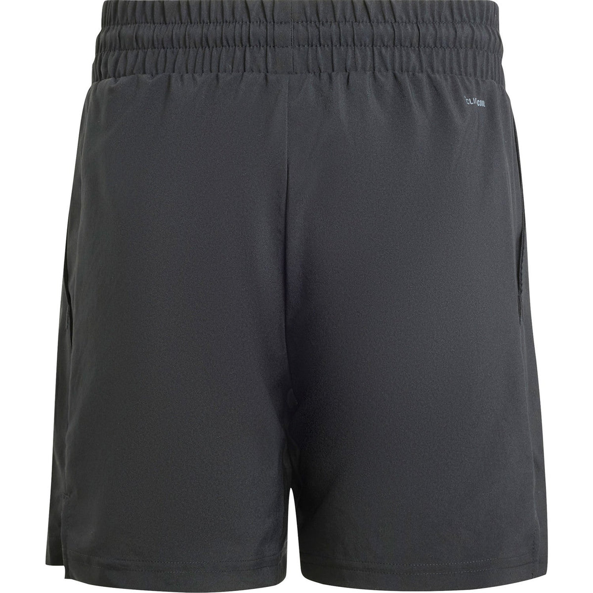 Achteraanzicht van de zwarte Adidas Boys Club short, effen met elastische taille en zijsplit