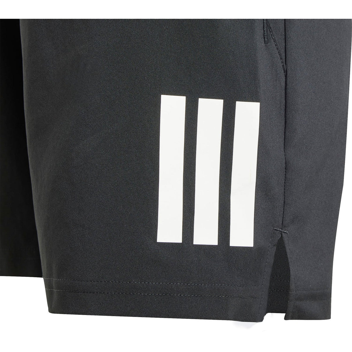 Detail van de drie witte strepen op de zwarte Adidas Boys Club short, met split in de zijnaad