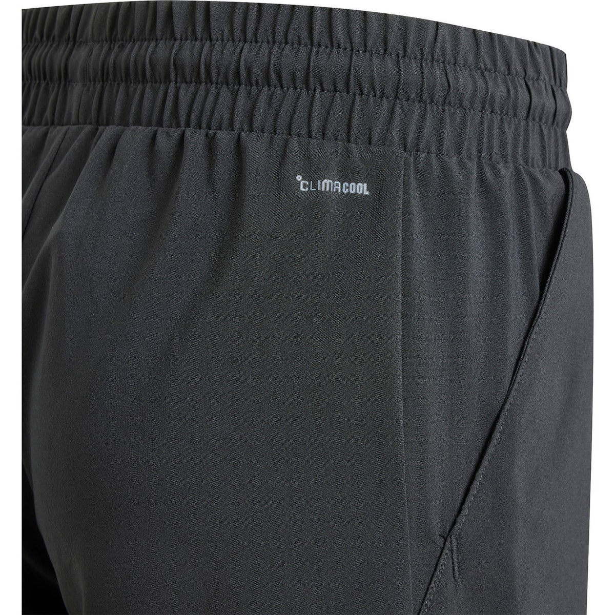 Detail van de taille van de zwarte Adidas Boys Club short met Climacool-opdruk en steekzak