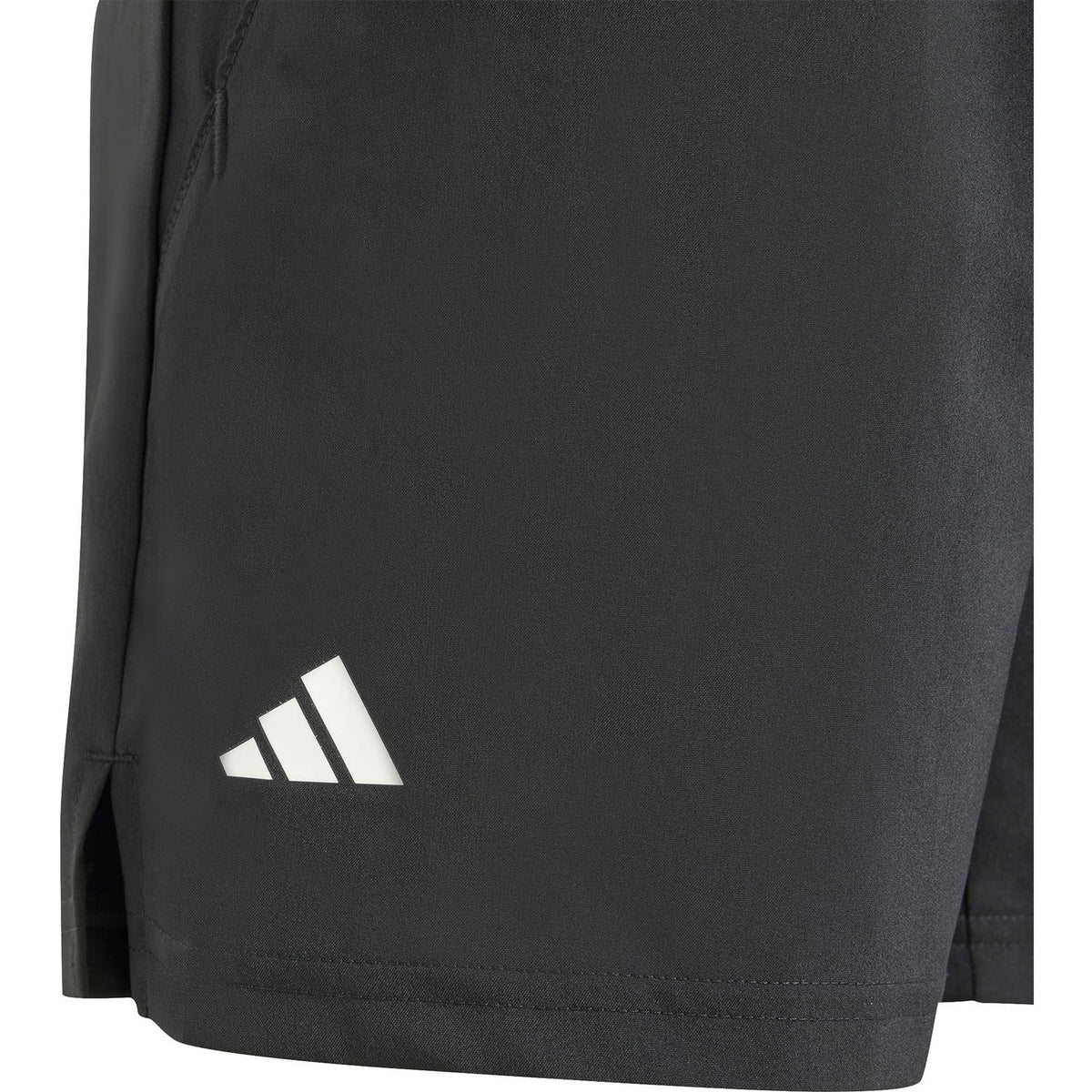 Detail van het witte Adidas-logo op de pijp van de zwarte Boys Club 3-Stripe Shorts
