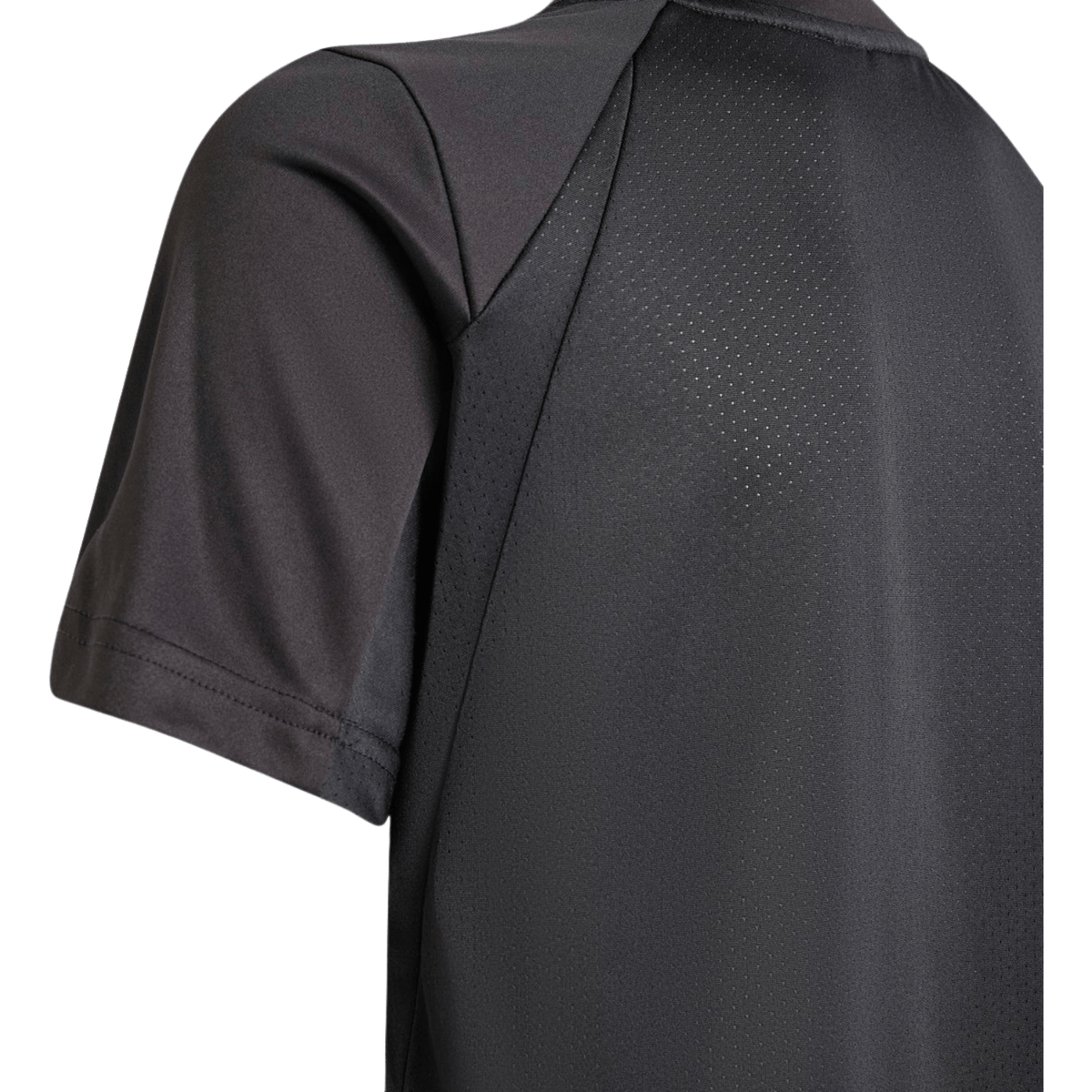 Detail van de schouder van het zwarte Boys Club T-shirt met geperforeerd inzetstuk in de zijnaad