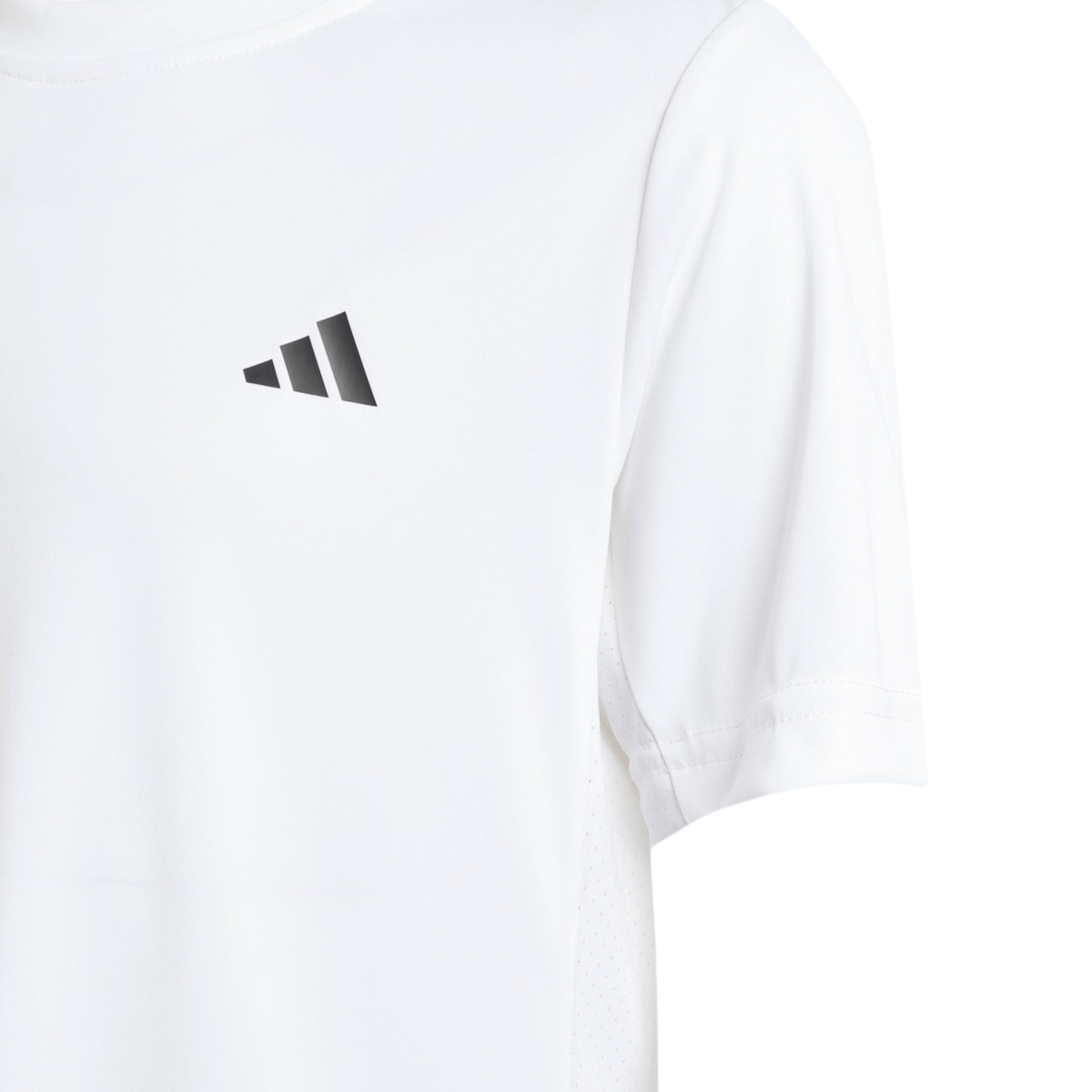 Detail van het zwarte Adidas-logo op de borst van het witte Boys Club T-shirt met korte mouw