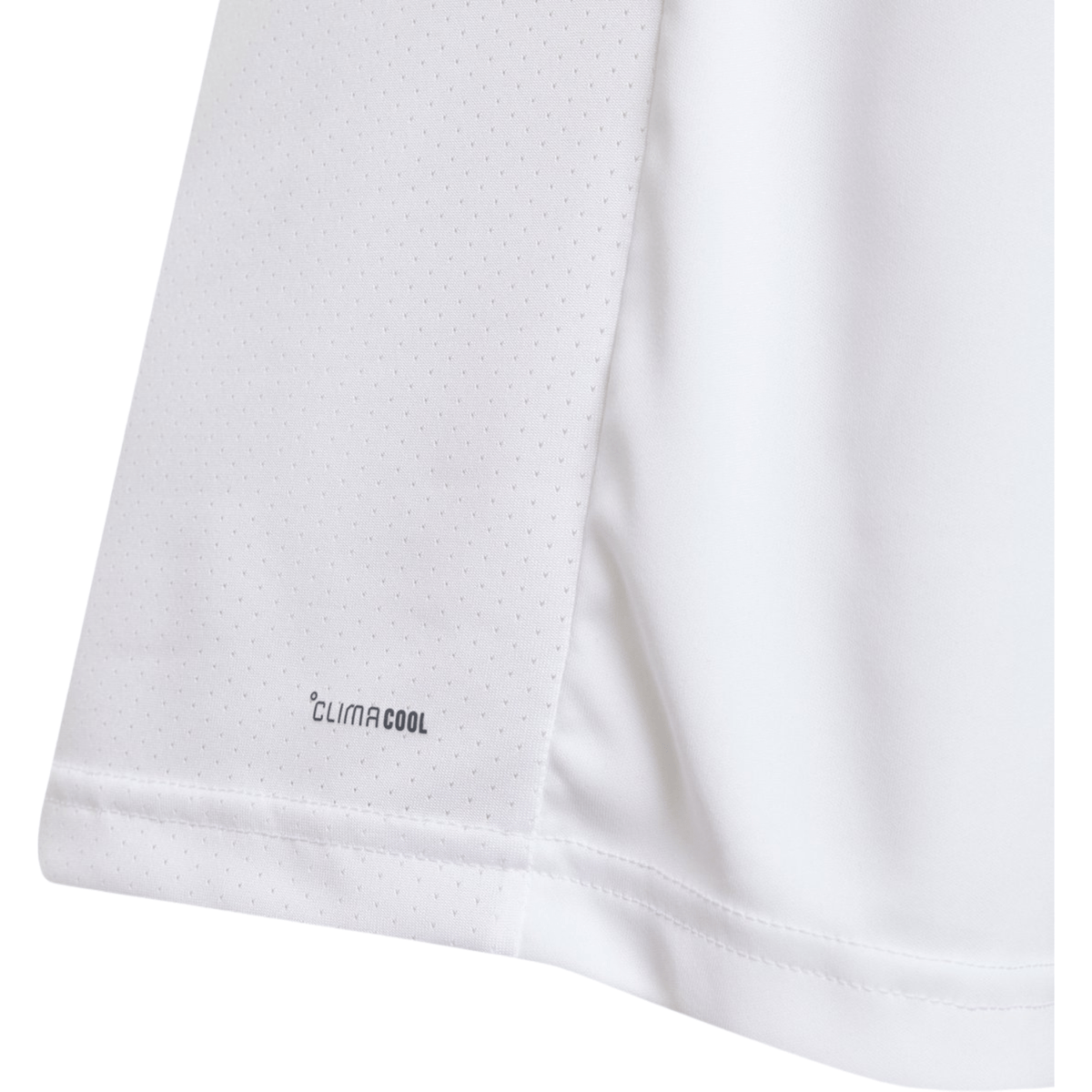 Detail van de mouw van het witte Boys Club T-shirt met Climacool-opdruk en geperforeerd weefsel
