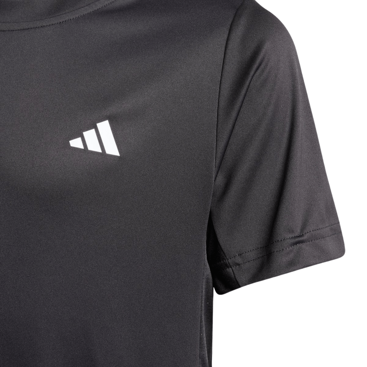 Detail van het witte Adidas-logo op de borst van het zwarte Boys Club T-shirt met korte mouw