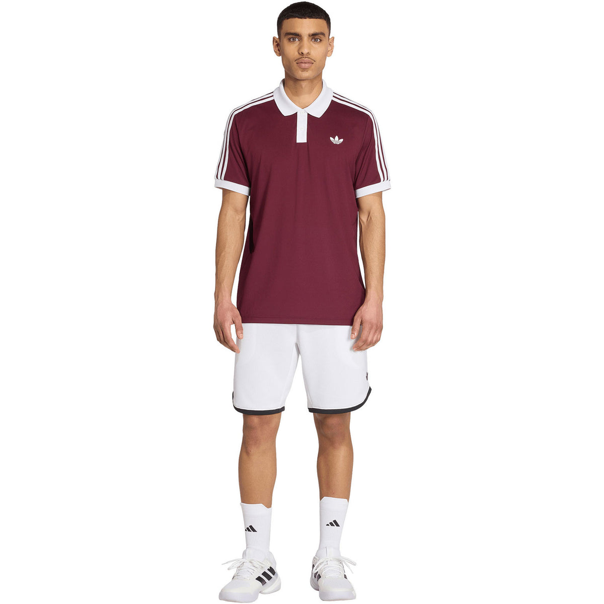 Model met hoofdband in de bordeauxrode Adidas Classics polo
