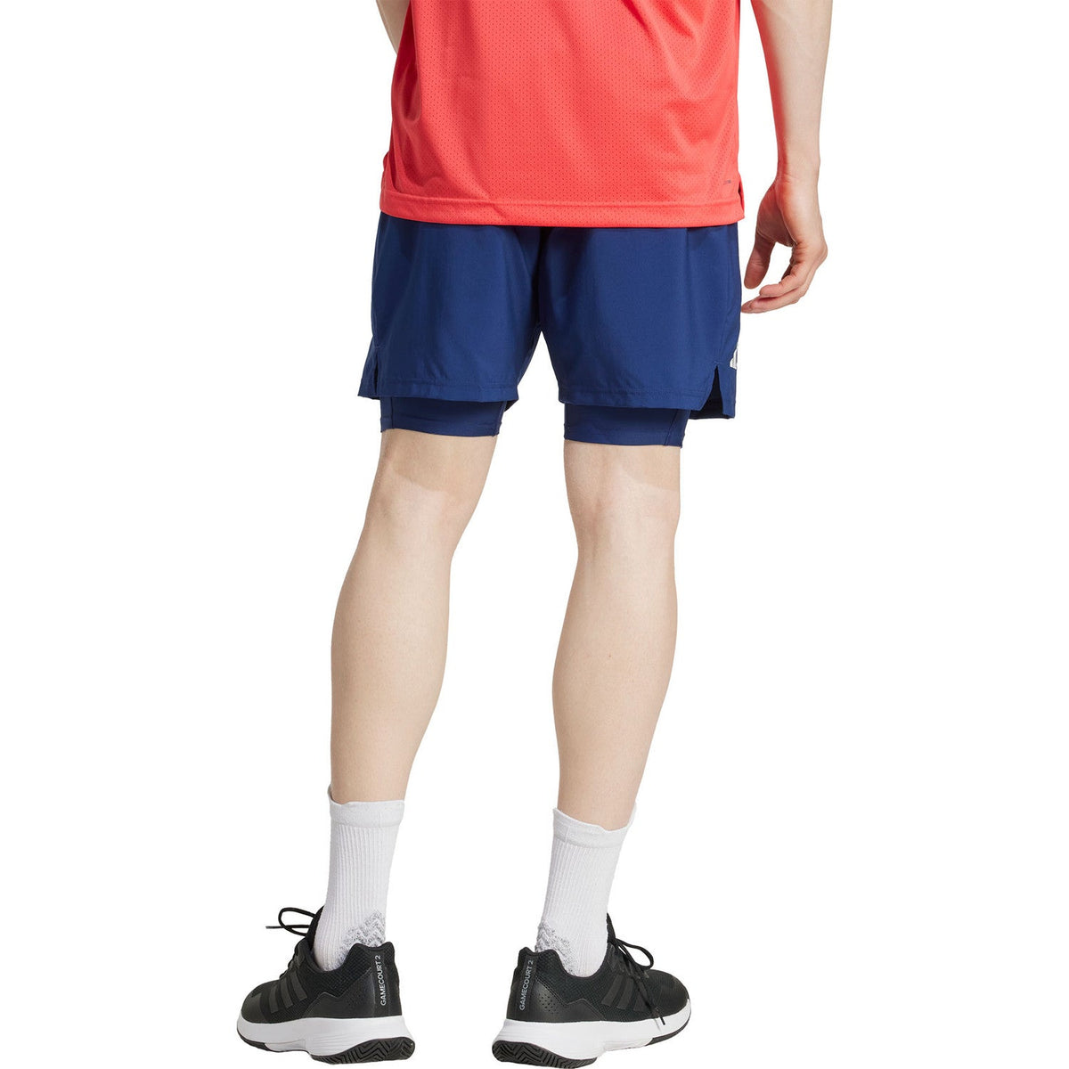 Achteraanzicht van de donkerblauwe Adidas Club 2IN1 short met zichtbare binnenbroek