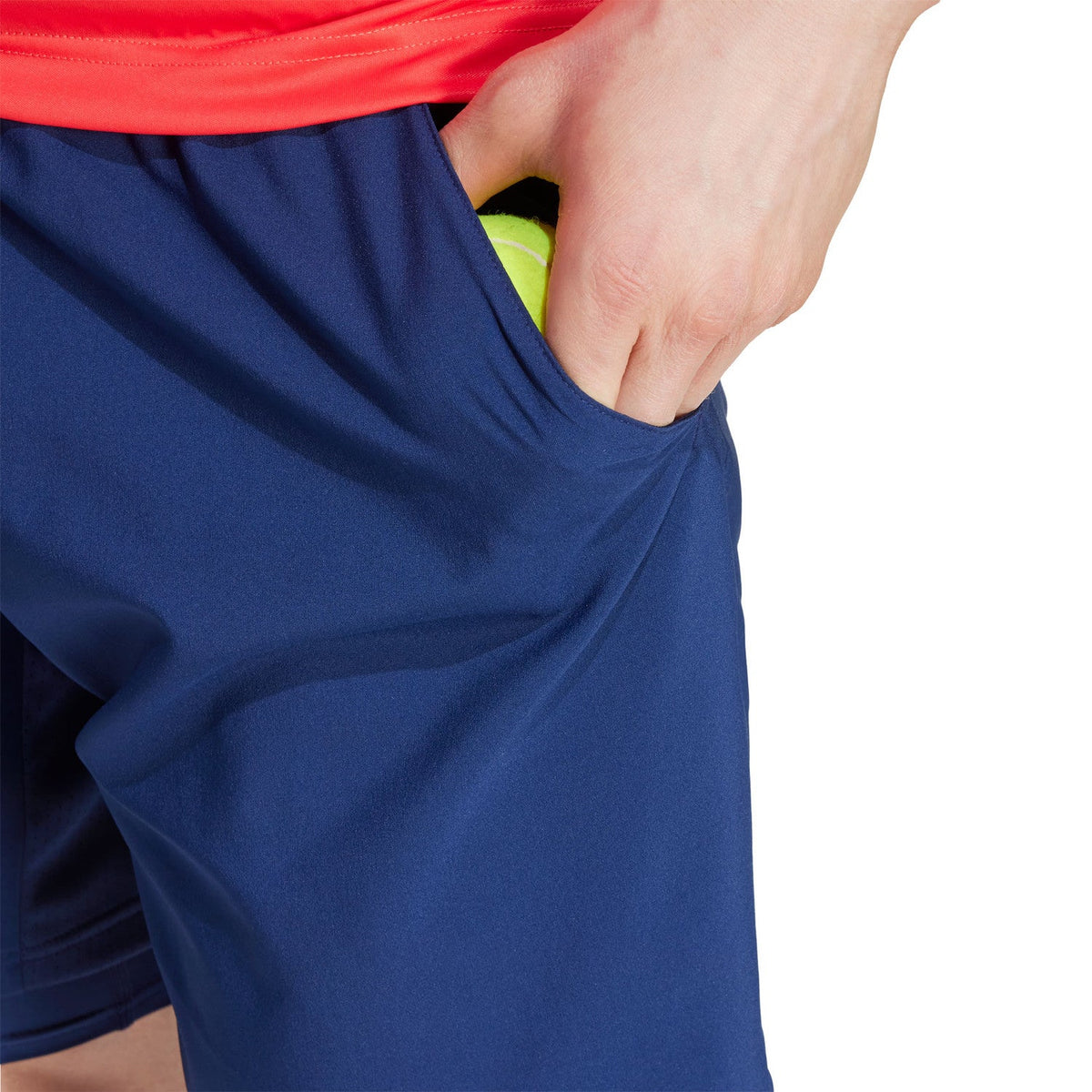 Detail van de zijzak van de donkerblauwe Club 2IN1 short met limegroene binnenvoering