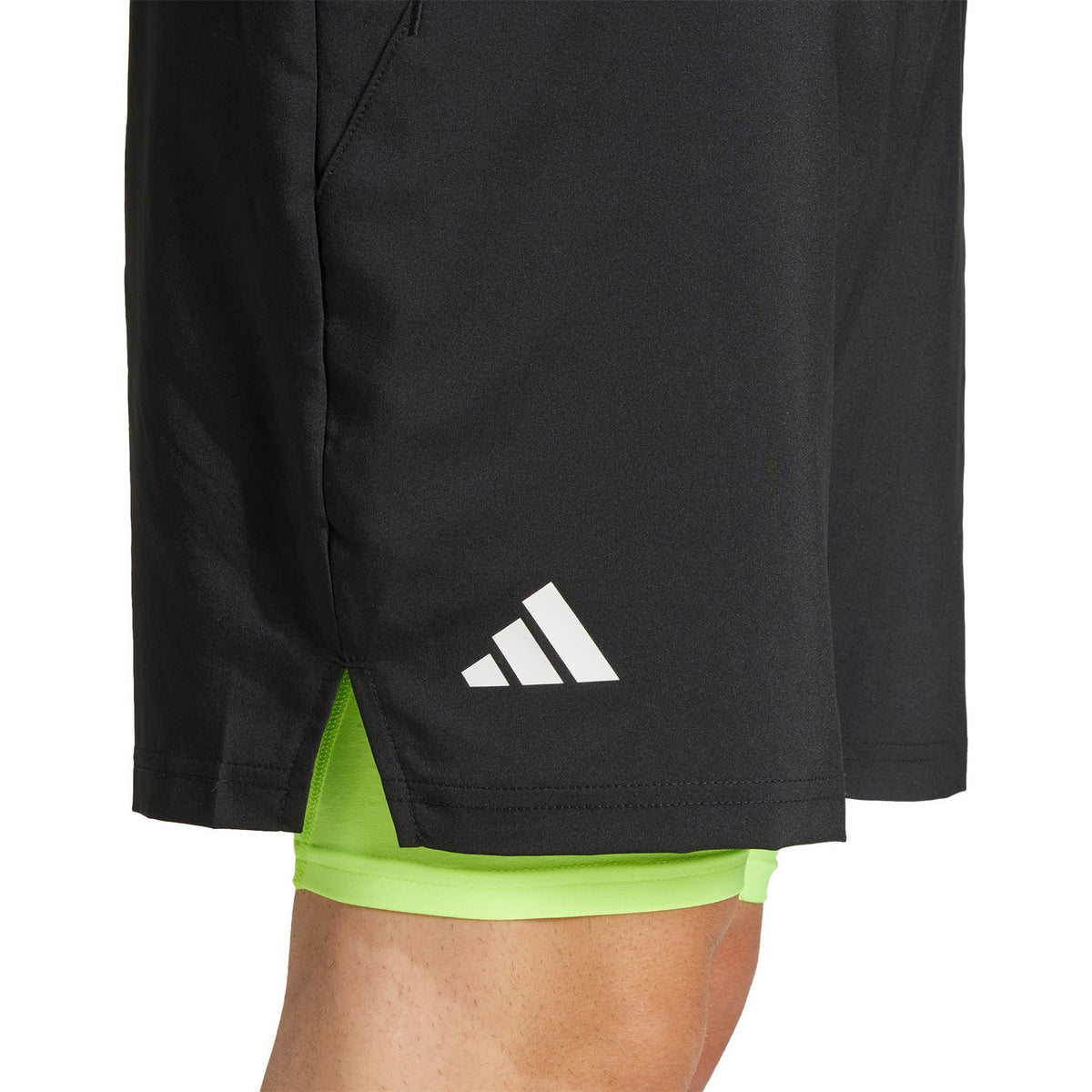 Detail van de zwarte Adidas Club 2IN1 short met wit logo en limegroene binnenbroek