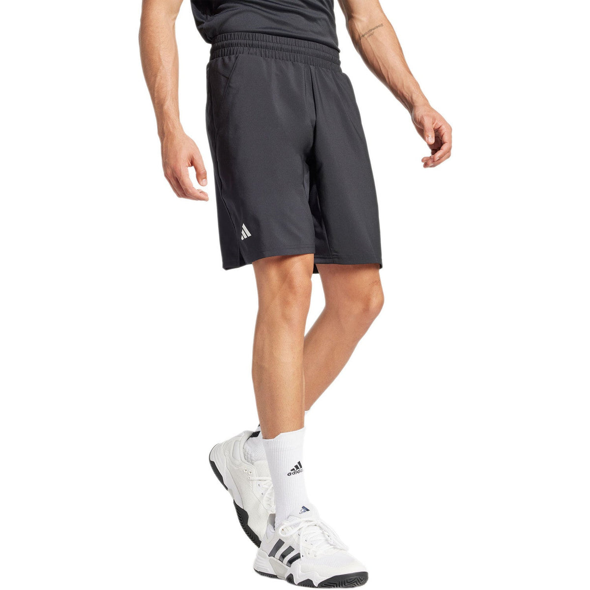 Achterzijde van de zwarte Adidas Club 3-Stripes short, gedragen door een model