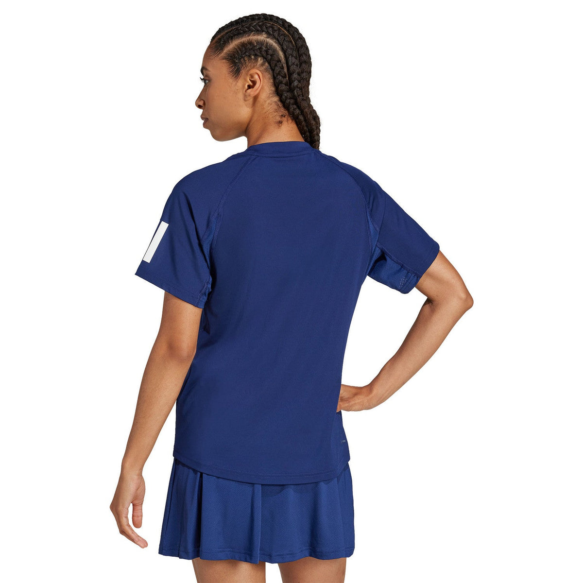 Achteraanzicht op model van het donkerblauwe Adidas Club 3-Stripes dames T-shirt