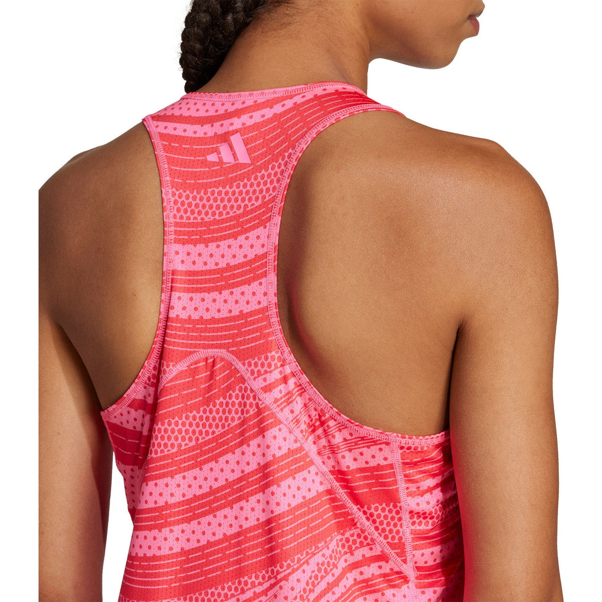 Detail van de racerback en het Adidas-logo op de roze Club Graphic Tank op model