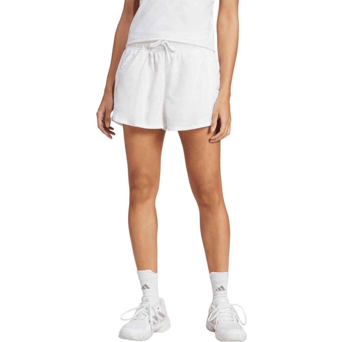 Model draagt de witte Adidas Club short voor dames, vooraanzicht