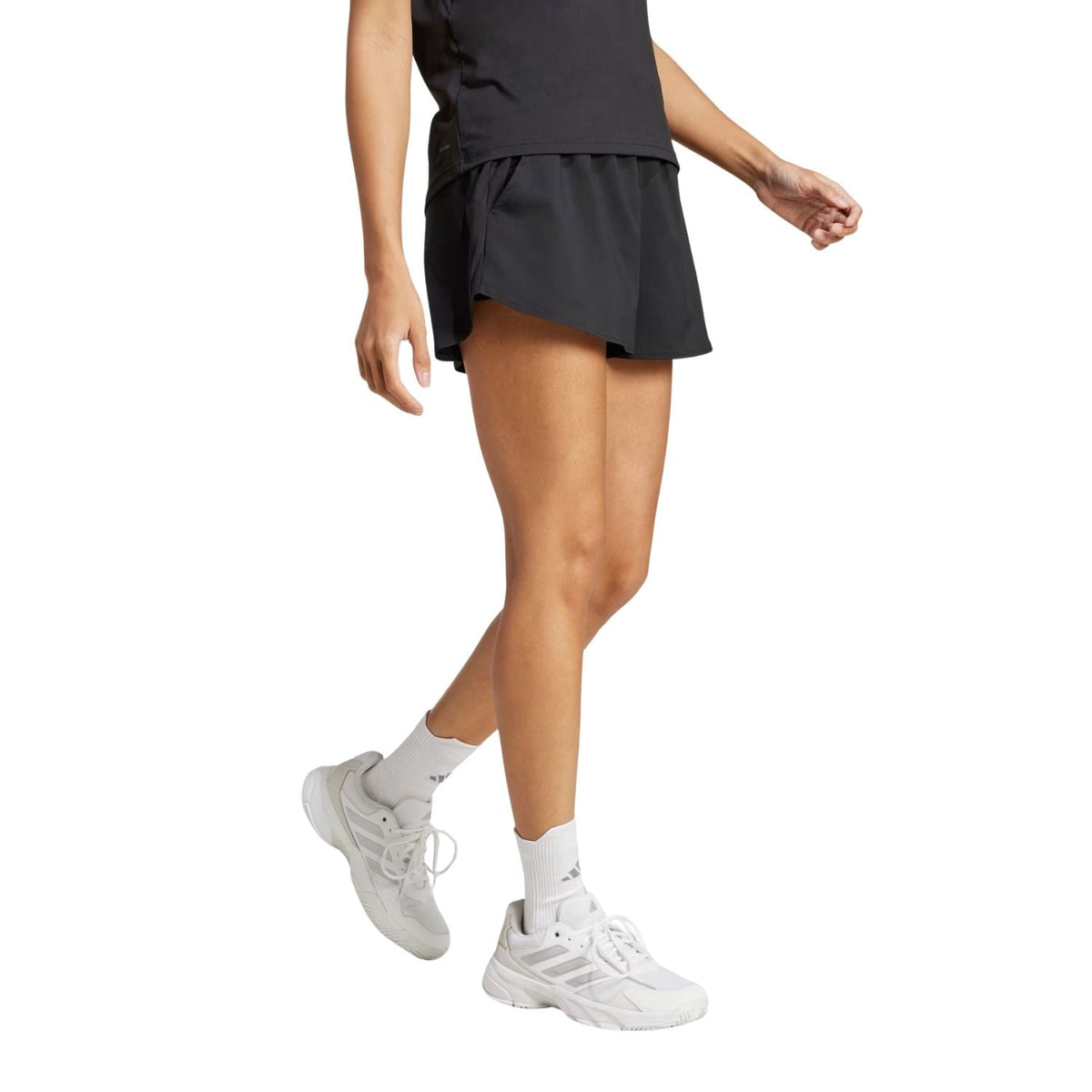 Model in de zwarte Adidas Club short voor dames, zijaanzicht