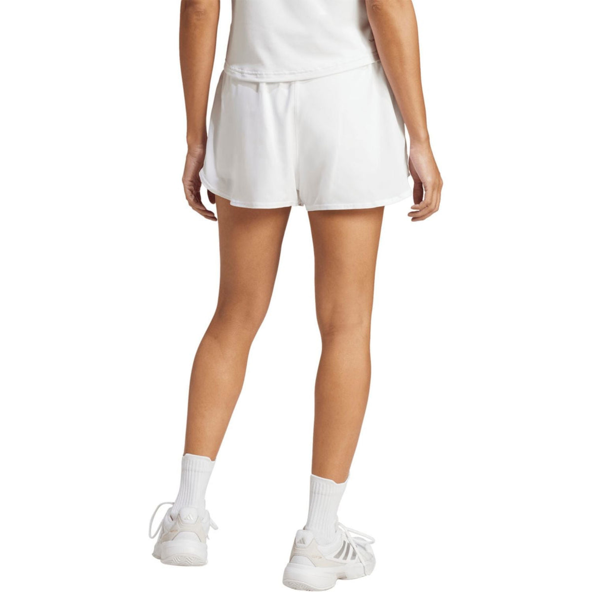 Achterzijde van de witte Adidas Club short voor dames op model