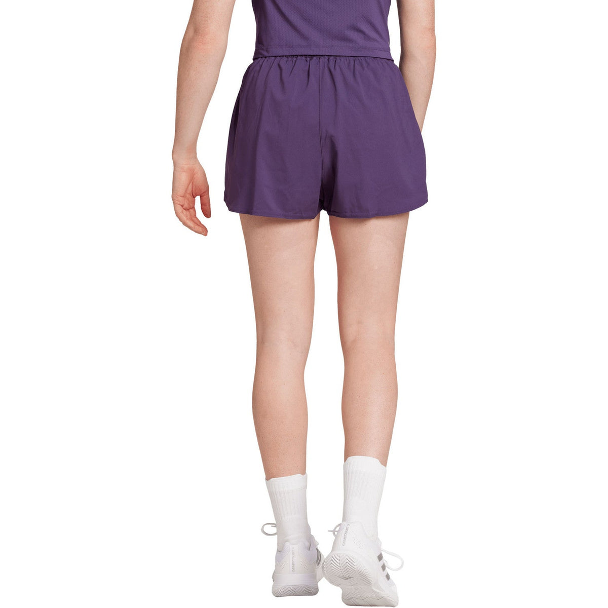 Model ten voeten uit in de paarse Adidas Club short voor dames