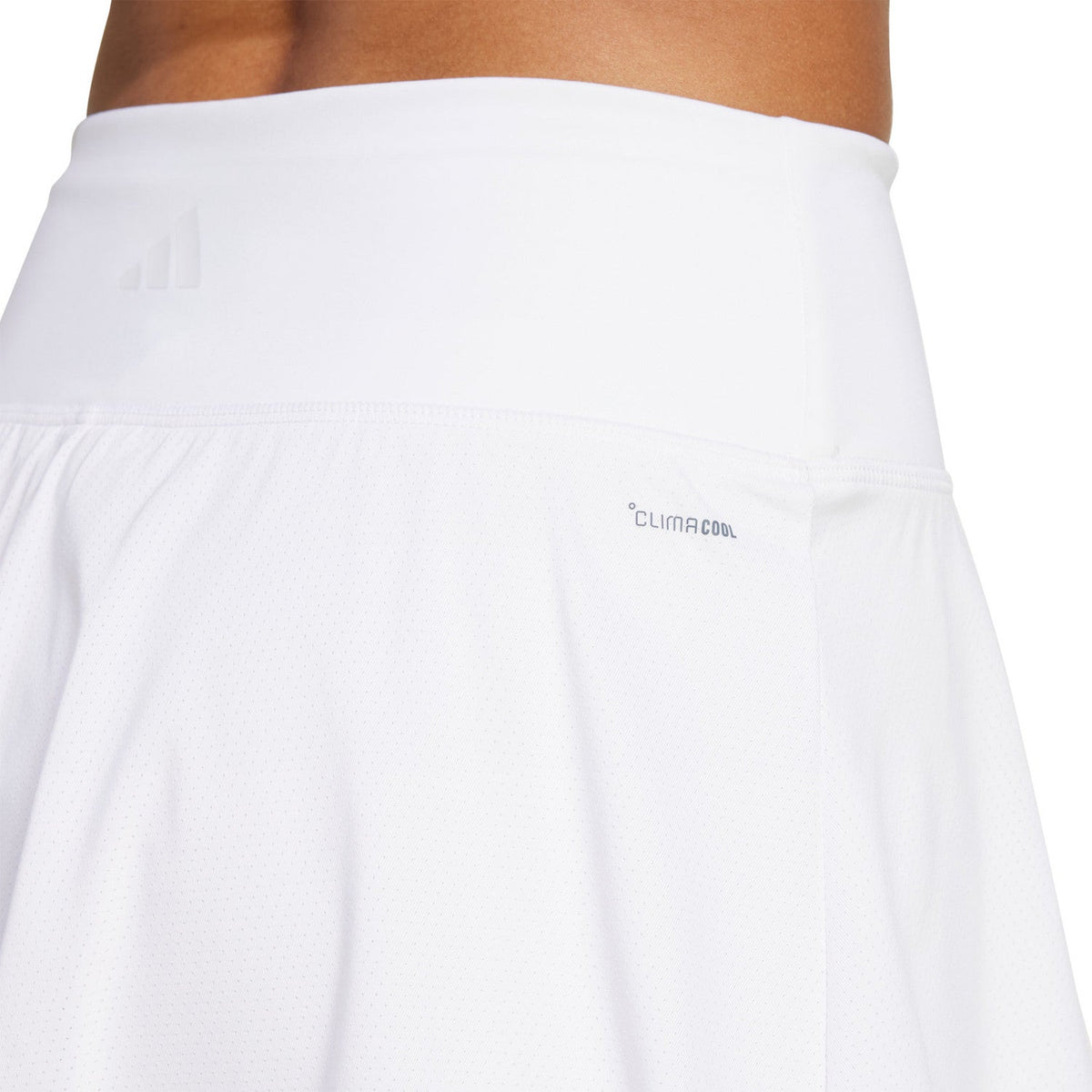 Detail van de brede tailleband van de witte Adidas Club rok