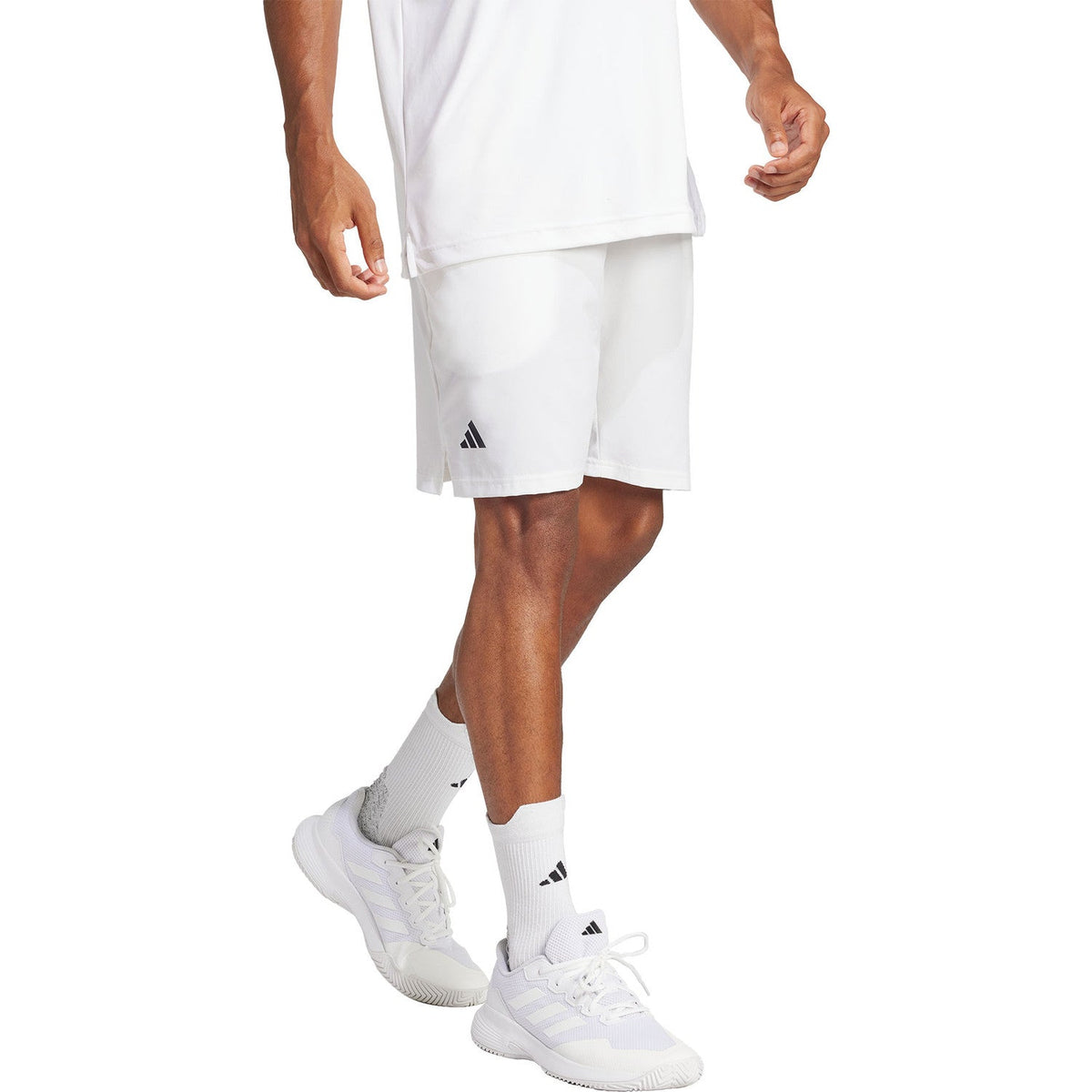 Model draagt de witte Adidas Club Stretch short met witte sokken en padelschoenen