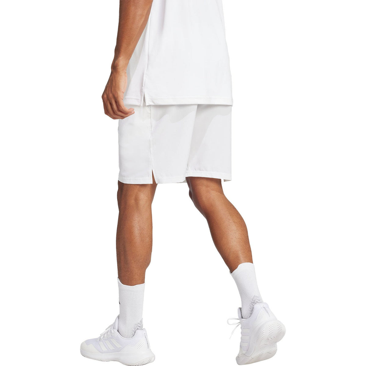 Vooraanzicht van model in de witte Adidas Club Stretch short en wit sportshirt