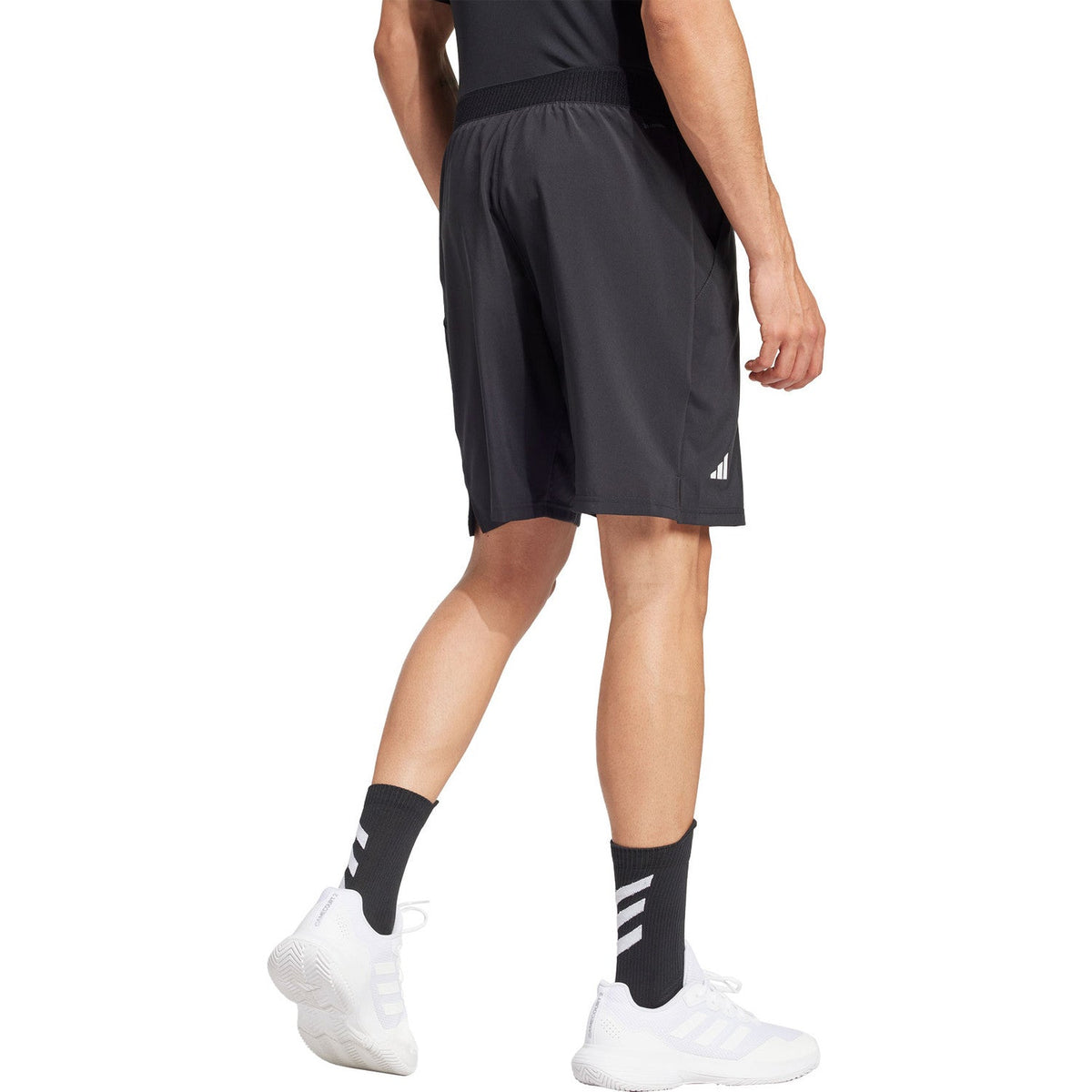 Achteraanzicht van model in de zwarte Adidas Club Stretch short met witte sokken