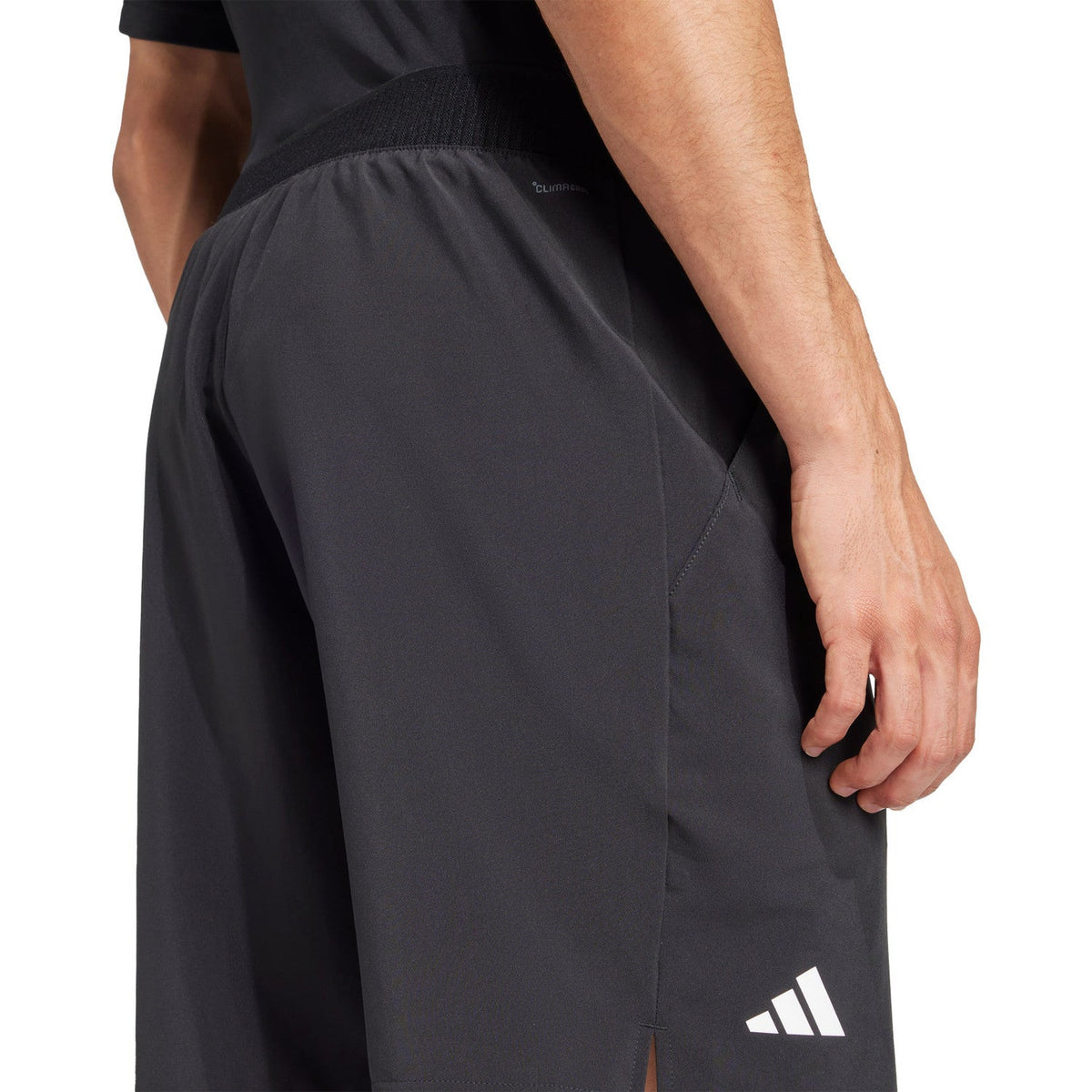Detail van de pijp van de zwarte Club Stretch short met wit Adidas-logo en split