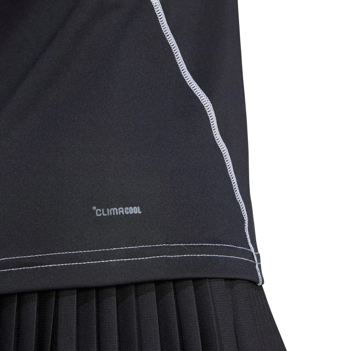 Detail van de zoom en het contraststiksel van de zwarte Adidas Club tanktop