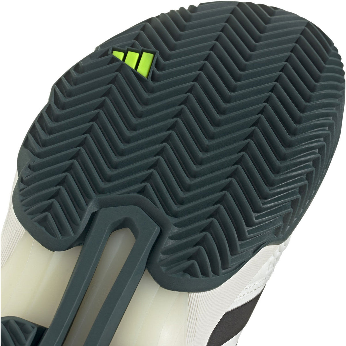 Close-up van het donkergroene visgraatprofiel van de Adidas Courtjam Control 3 M