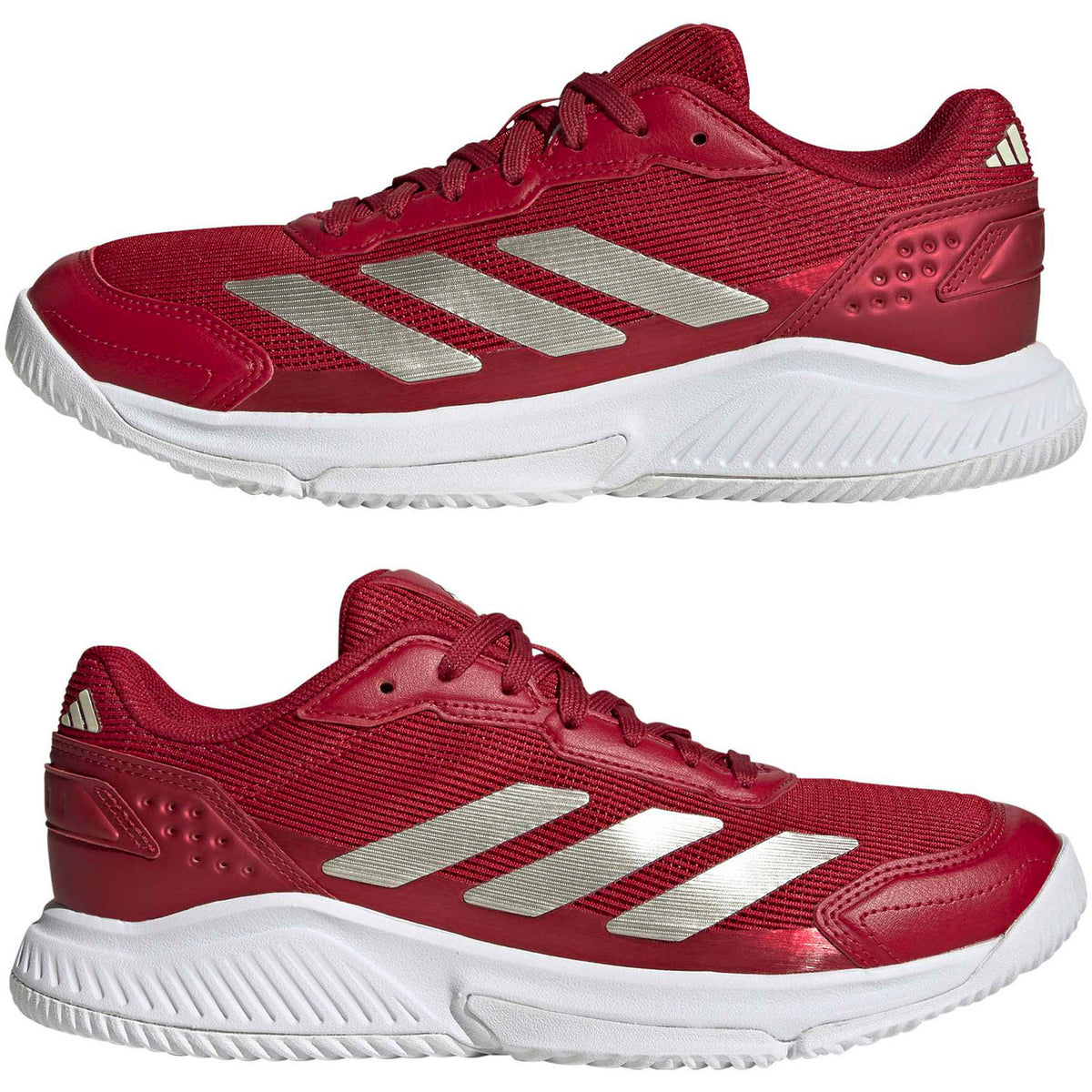 Ett par röda Adidas Courtquick W-padelskor för damer med silverfärgade ränder