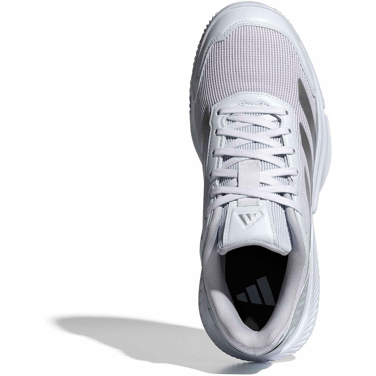 Ovenfra-billede af den hvide Adidas Courtquick W med grå tunge og snørebånd