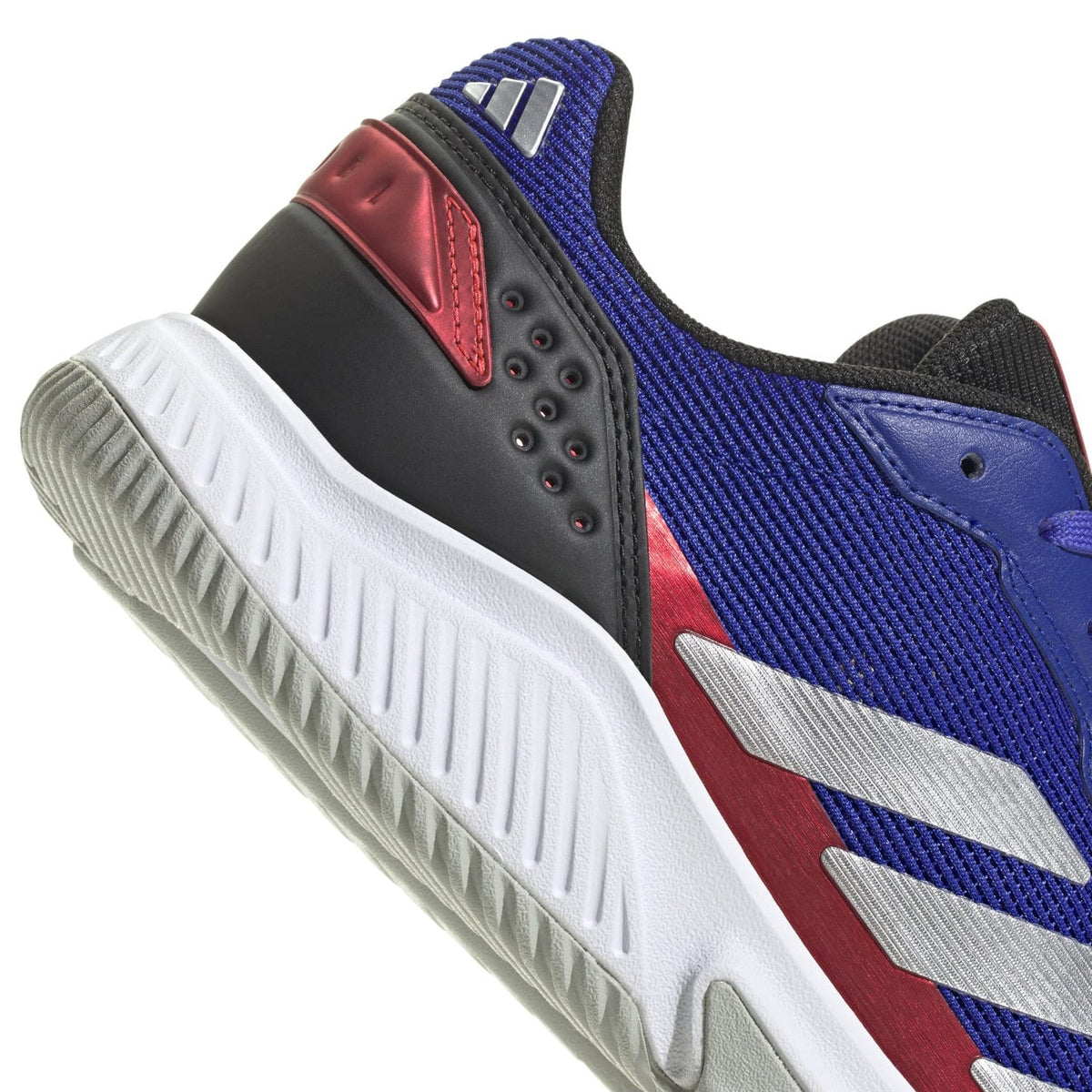 Detail van de blauwe bovenzijde met zilveren strepen van de Adidas Courtquick