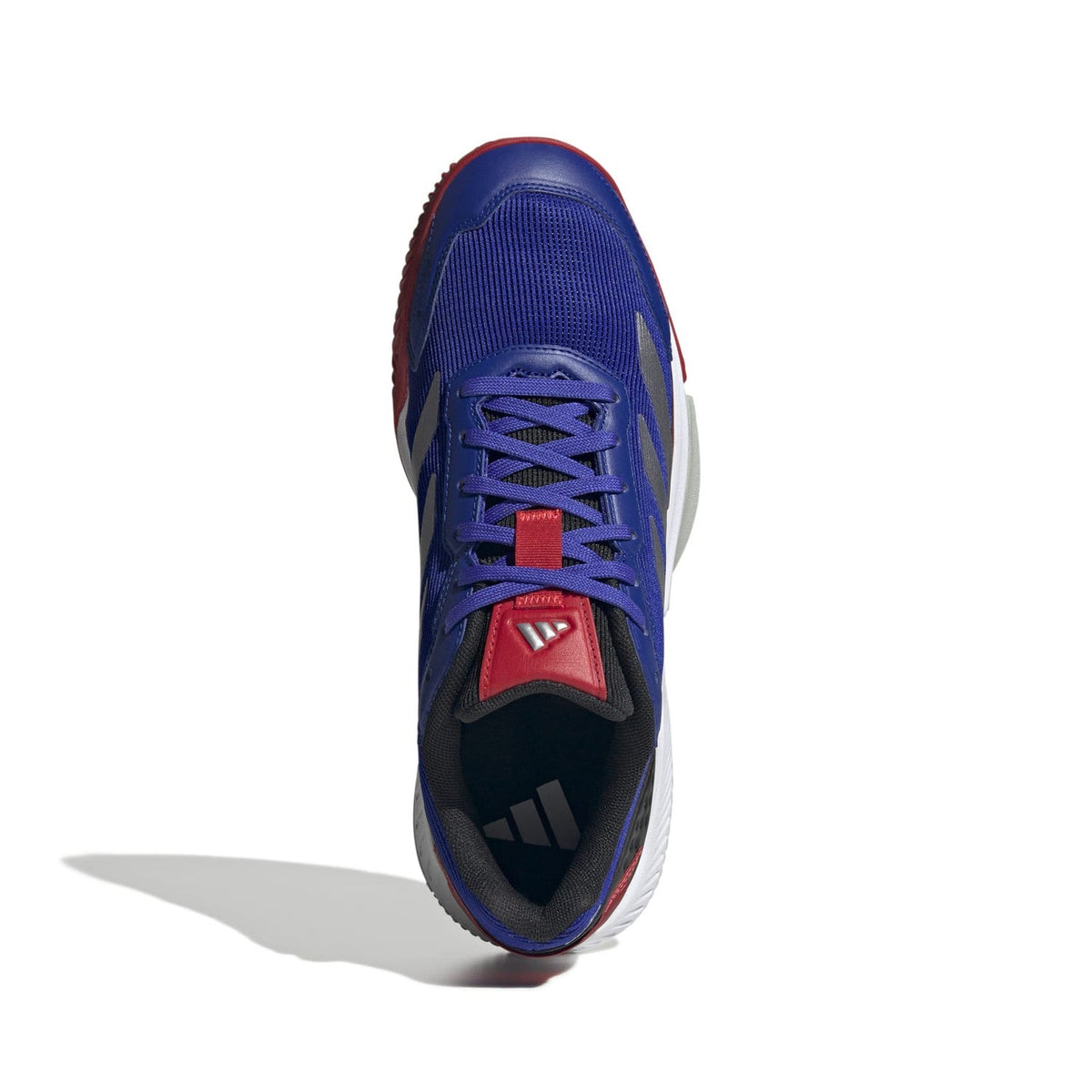 Bovenaanzicht van de blauwe Adidas Courtquick met blauwe veters en rood label