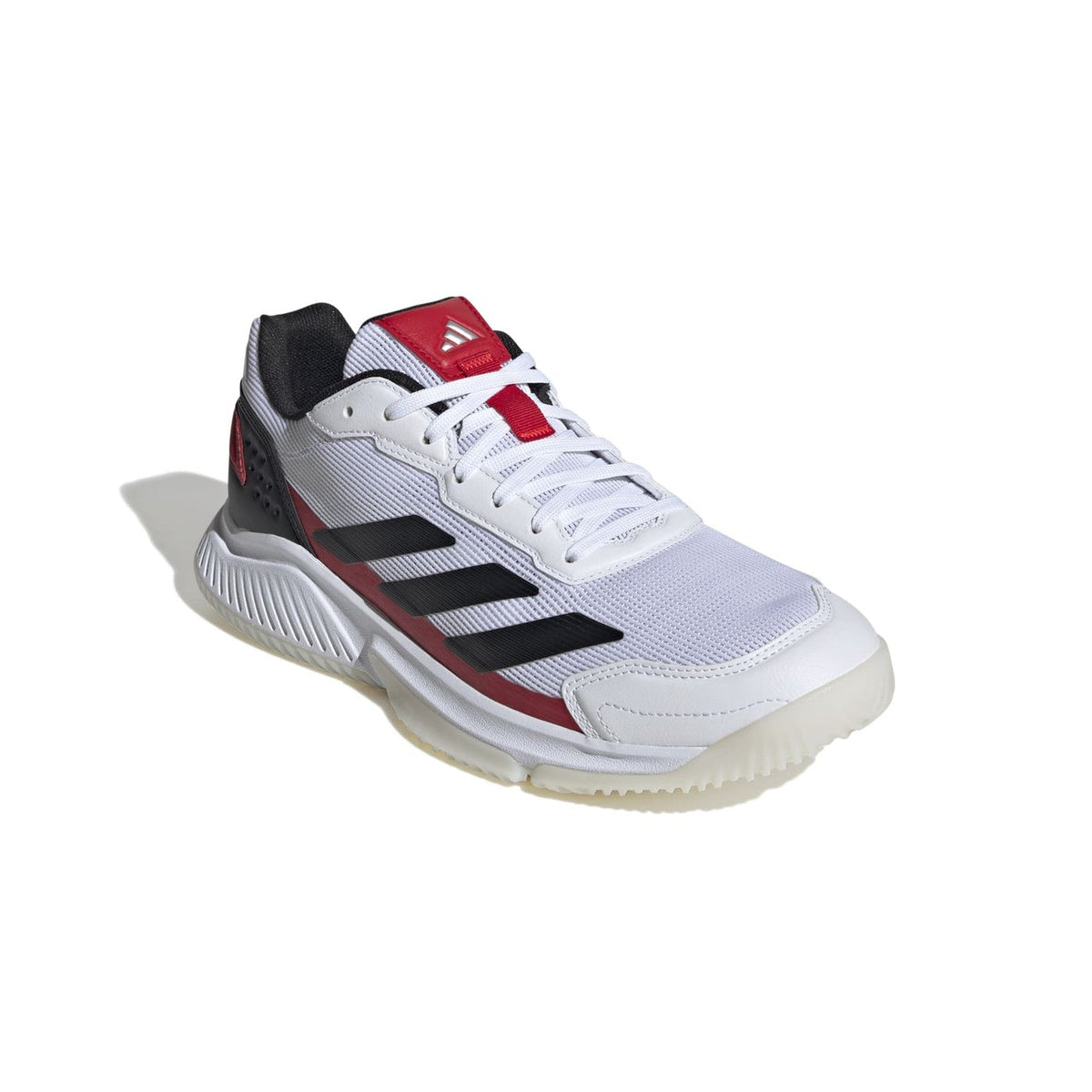 Schuin achteraanzicht van de witte Adidas Courtquick met zwarte en rode hiel