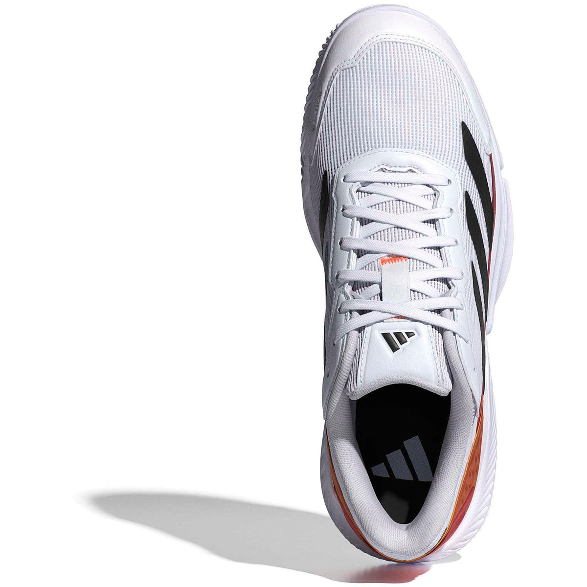 Bovenaanzicht van de witte Adidas Courtquick met oranje accent op de hiel