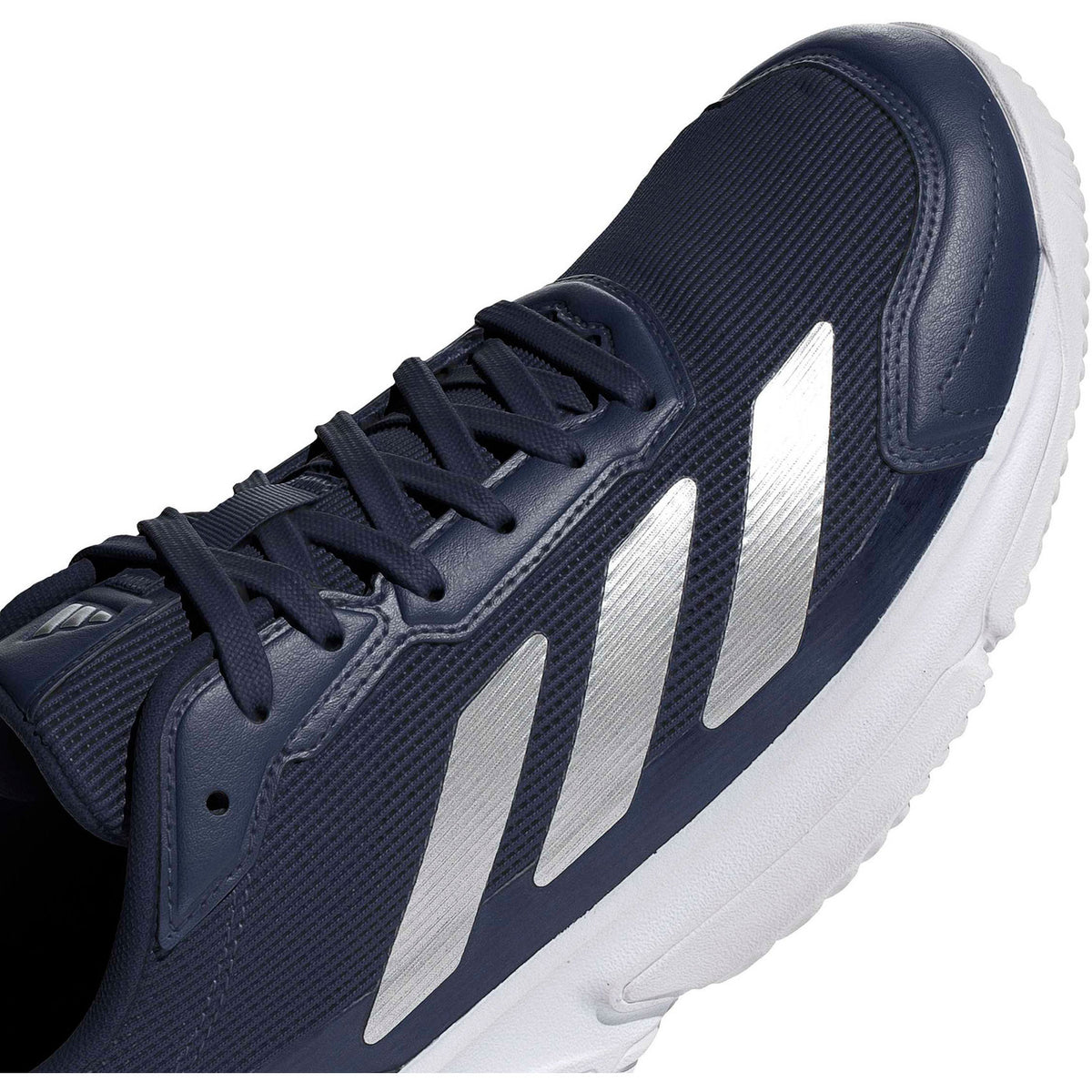 Detail van de donkerblauwe bovenzijde met zilveren strepen van de Adidas Courtquick