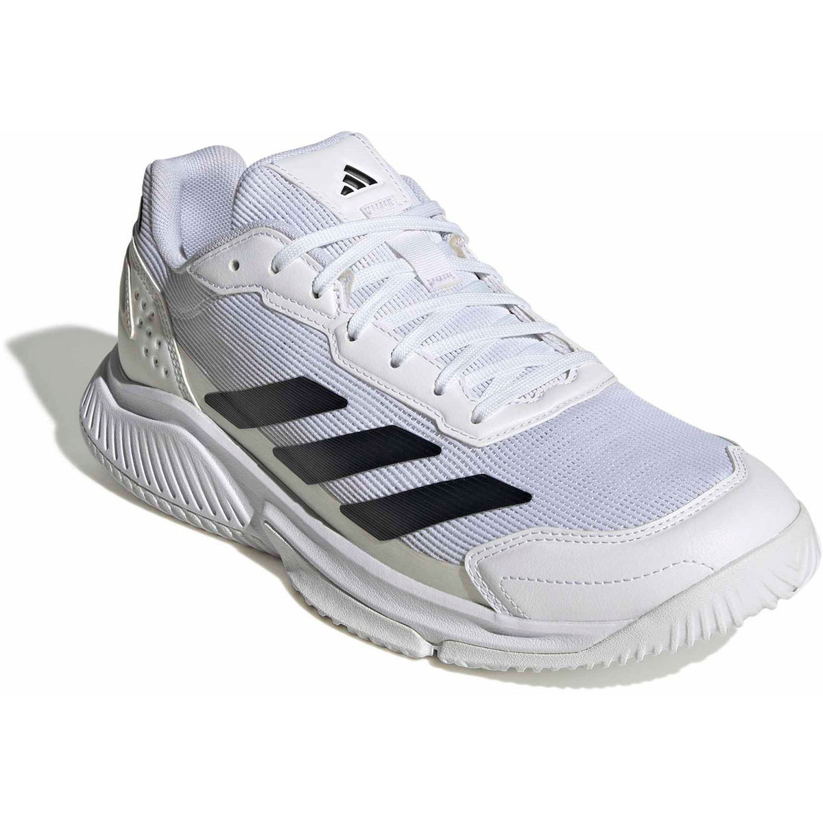 Schuin achteraanzicht van de witte Adidas Courtquick met grijze hielkraag