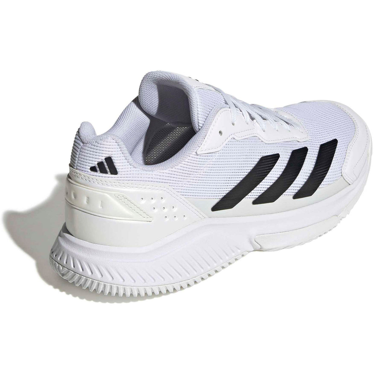 Witte Adidas Courtquick met zwarte strepen, schuin aanzicht van de achterkant