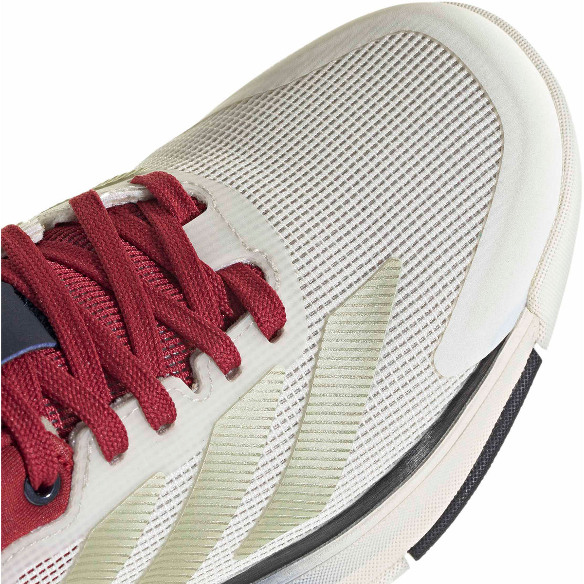 Detail van de bordeauxrode veters op de cremekleurige Adidas Crazyquick Boost W