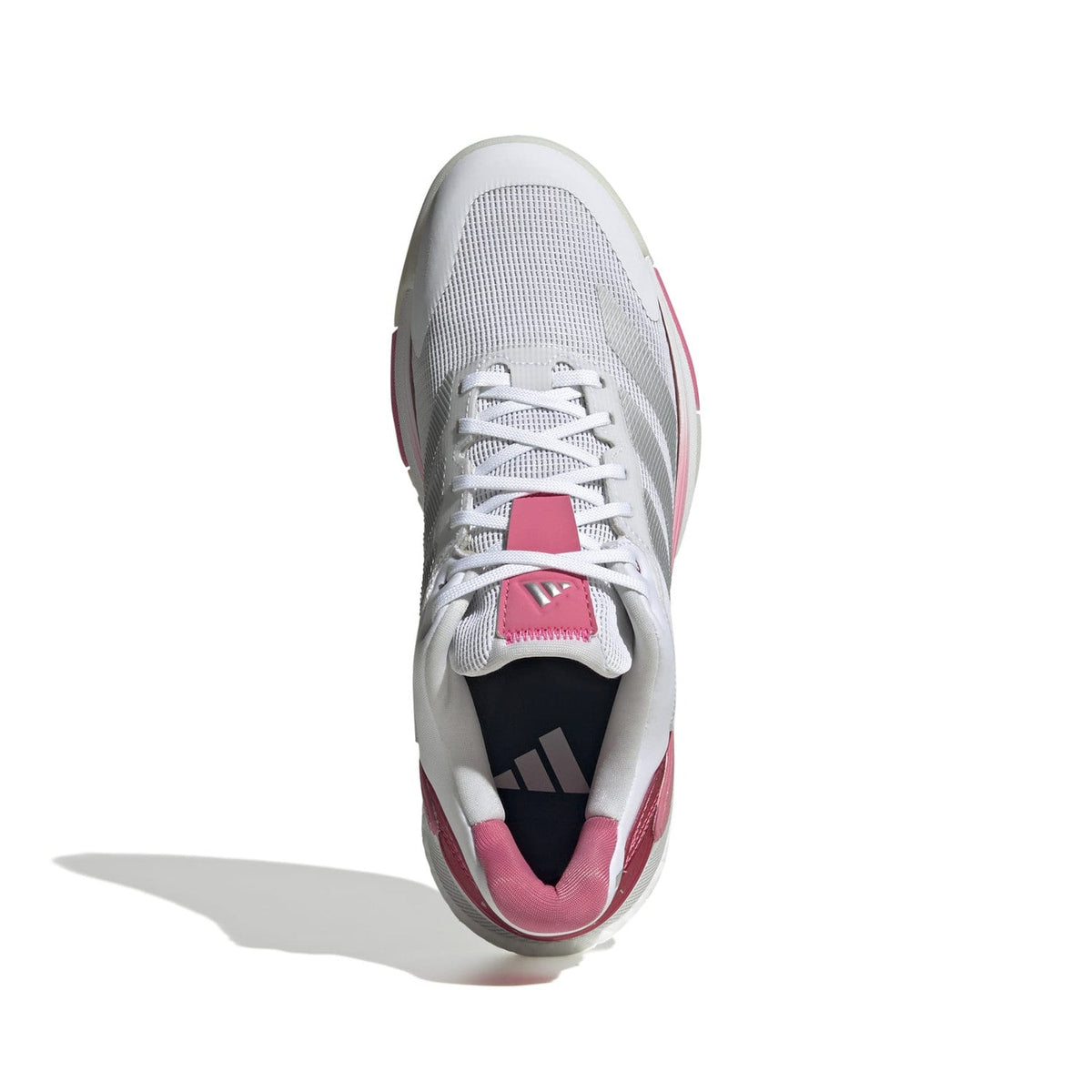 Schuin vooraanzicht van de witte Adidas Crazyquick Boost W met roze accenten